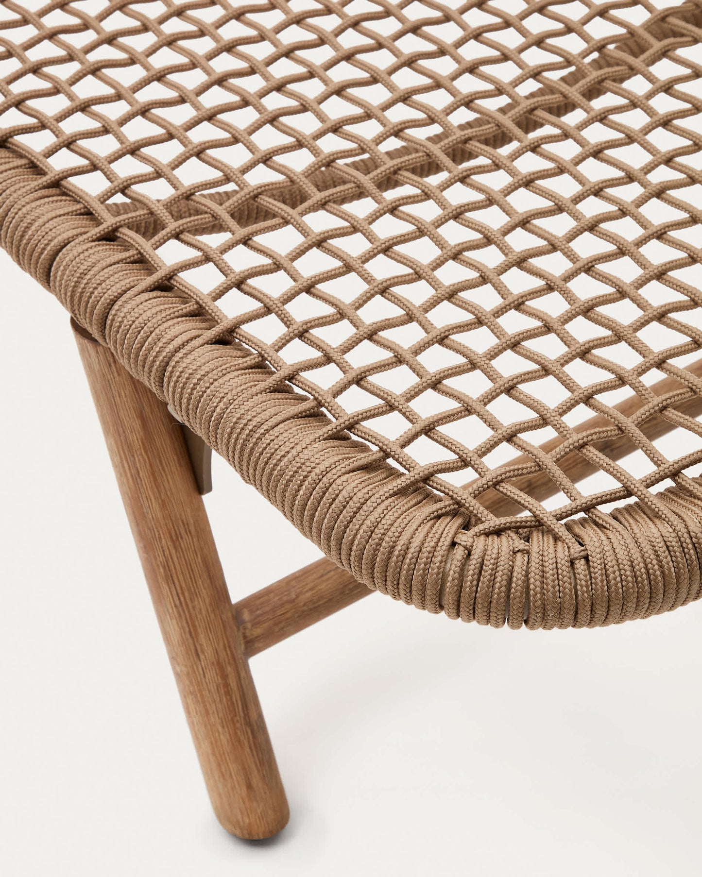 Lettino Dandara con struttura in acciaio con corda beige e gambe in legno massiccio di acacia