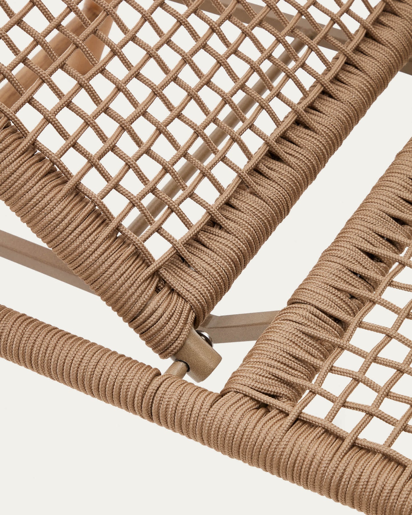 Lettino Dandara con struttura in acciaio con corda beige e gambe in legno massiccio di acacia