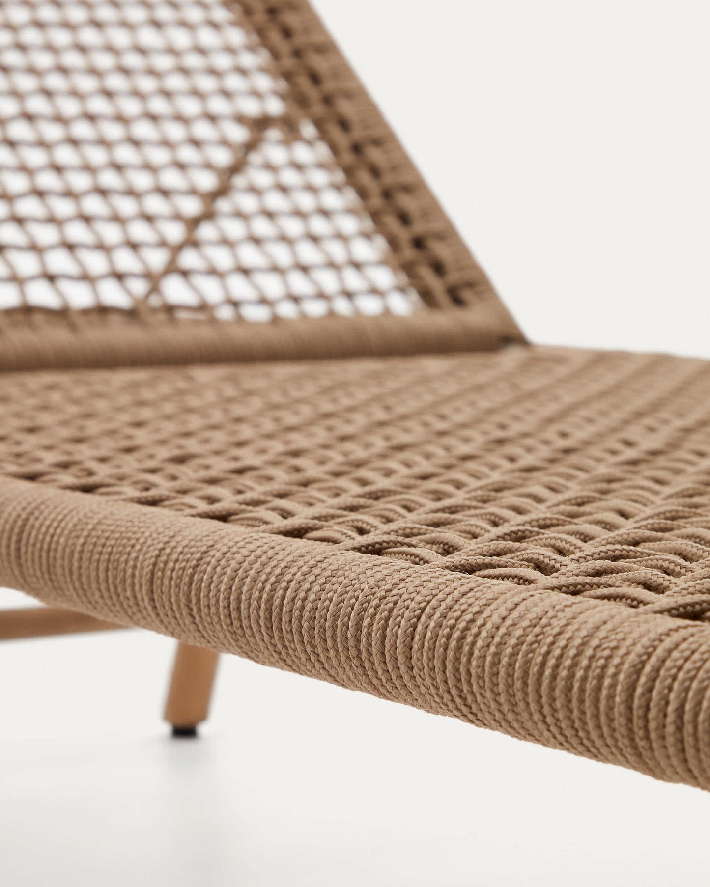 Lettino Dandara con struttura in acciaio con corda beige e gambe in legno massiccio di acacia