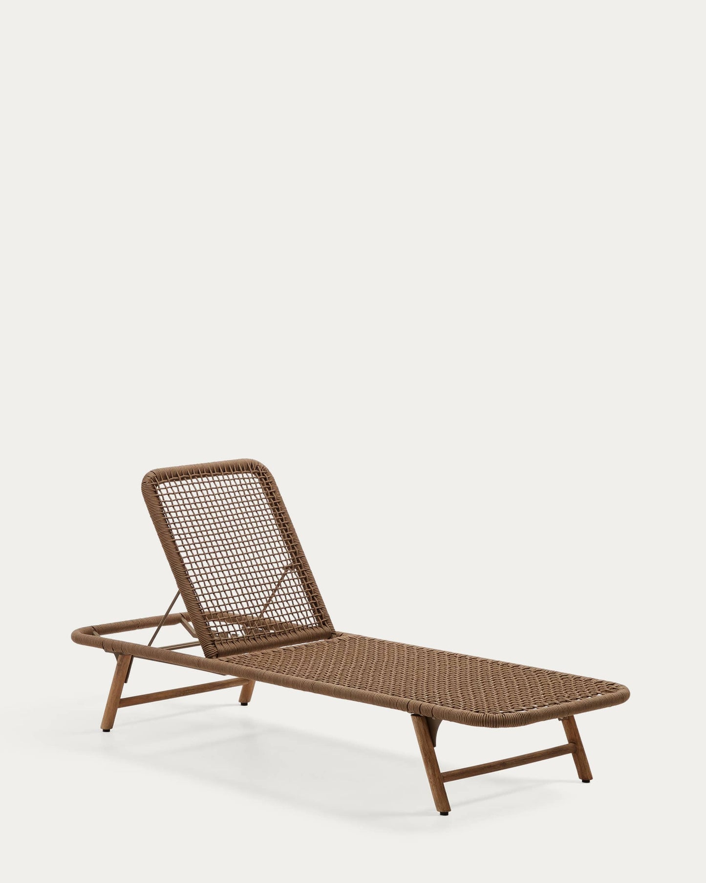 Lettino Dandara con struttura in acciaio con corda beige e gambe in legno massiccio di acacia