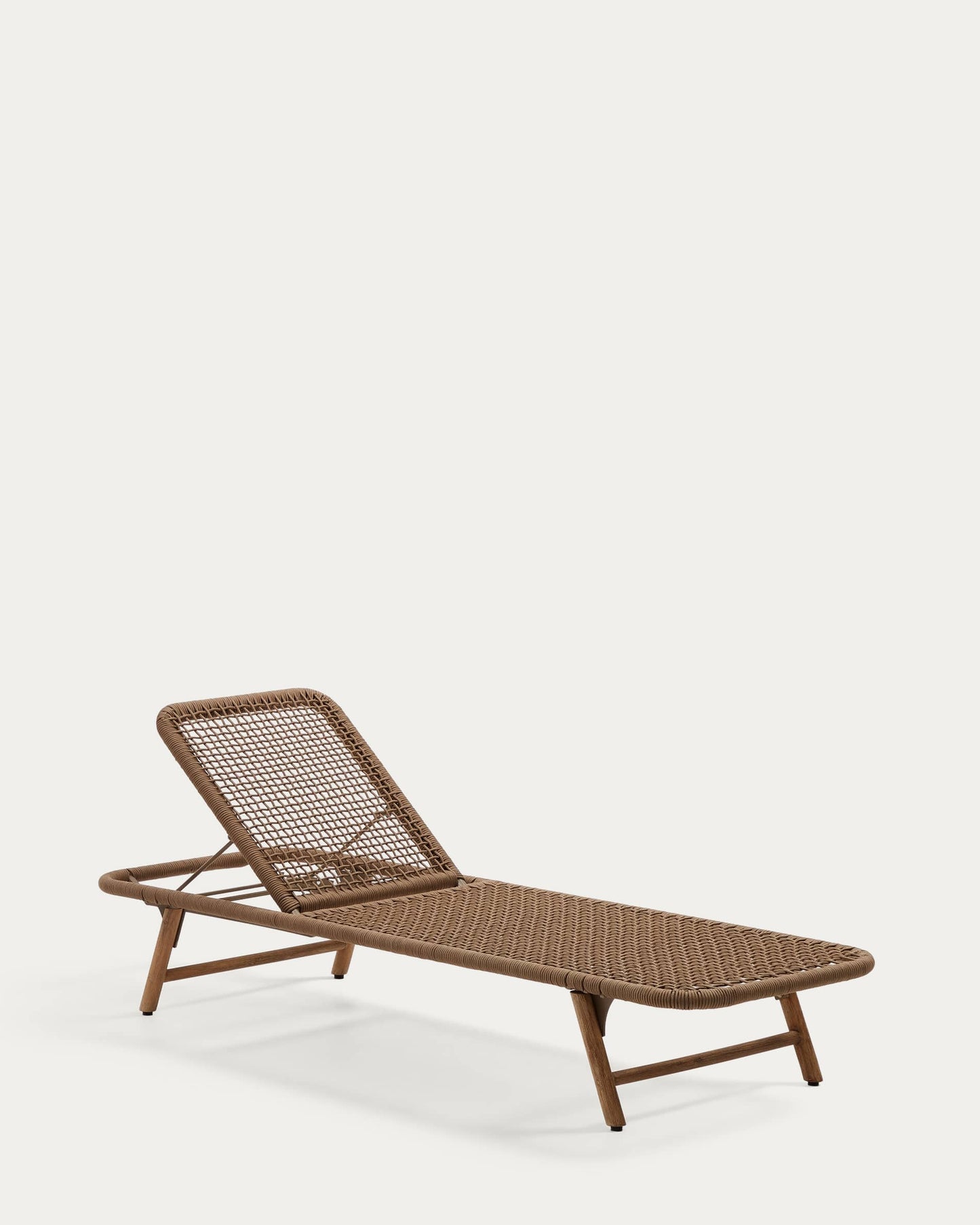 Lettino Dandara con struttura in acciaio con corda beige e gambe in legno massiccio di acacia