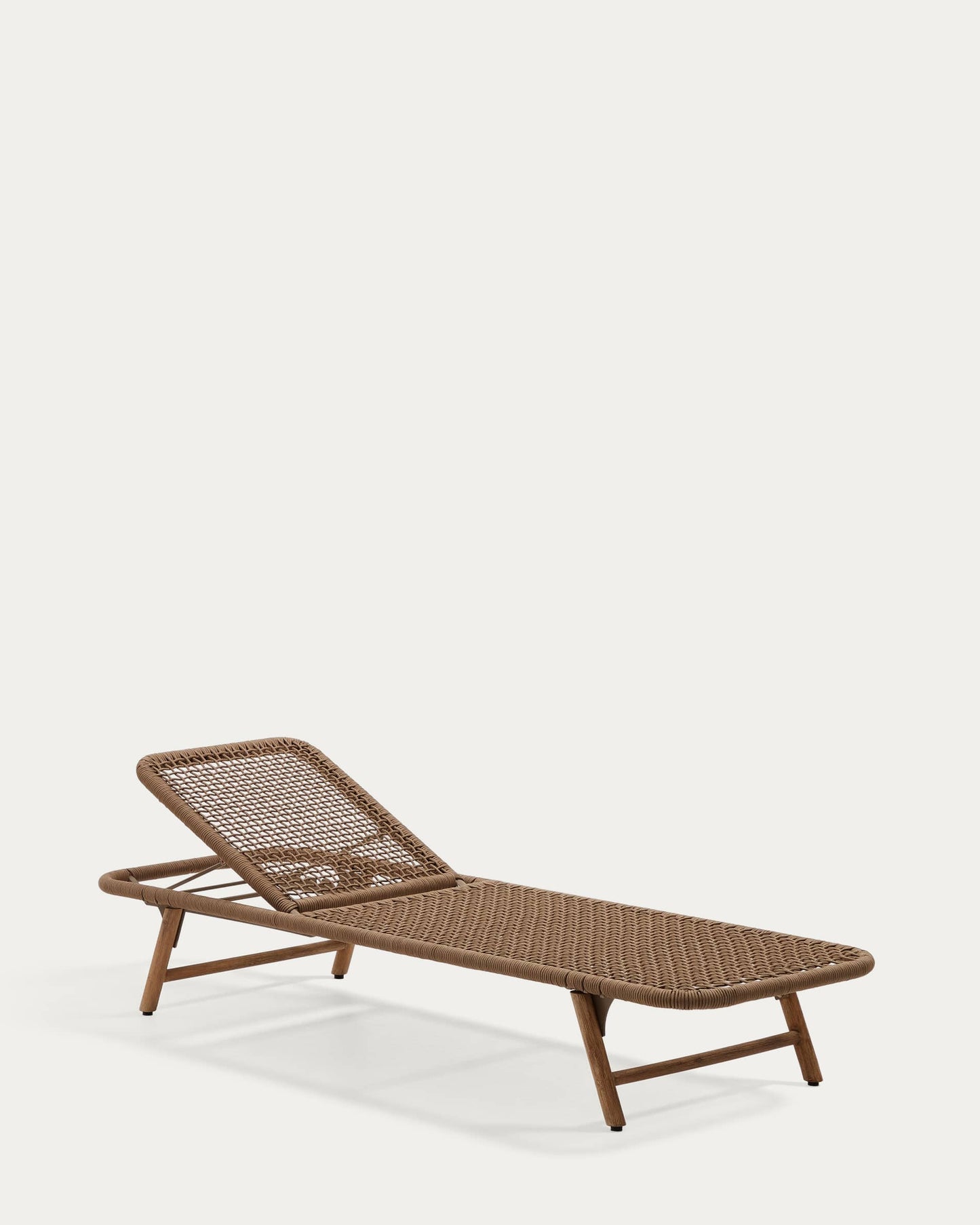 Lettino Dandara con struttura in acciaio con corda beige e gambe in legno massiccio di acacia