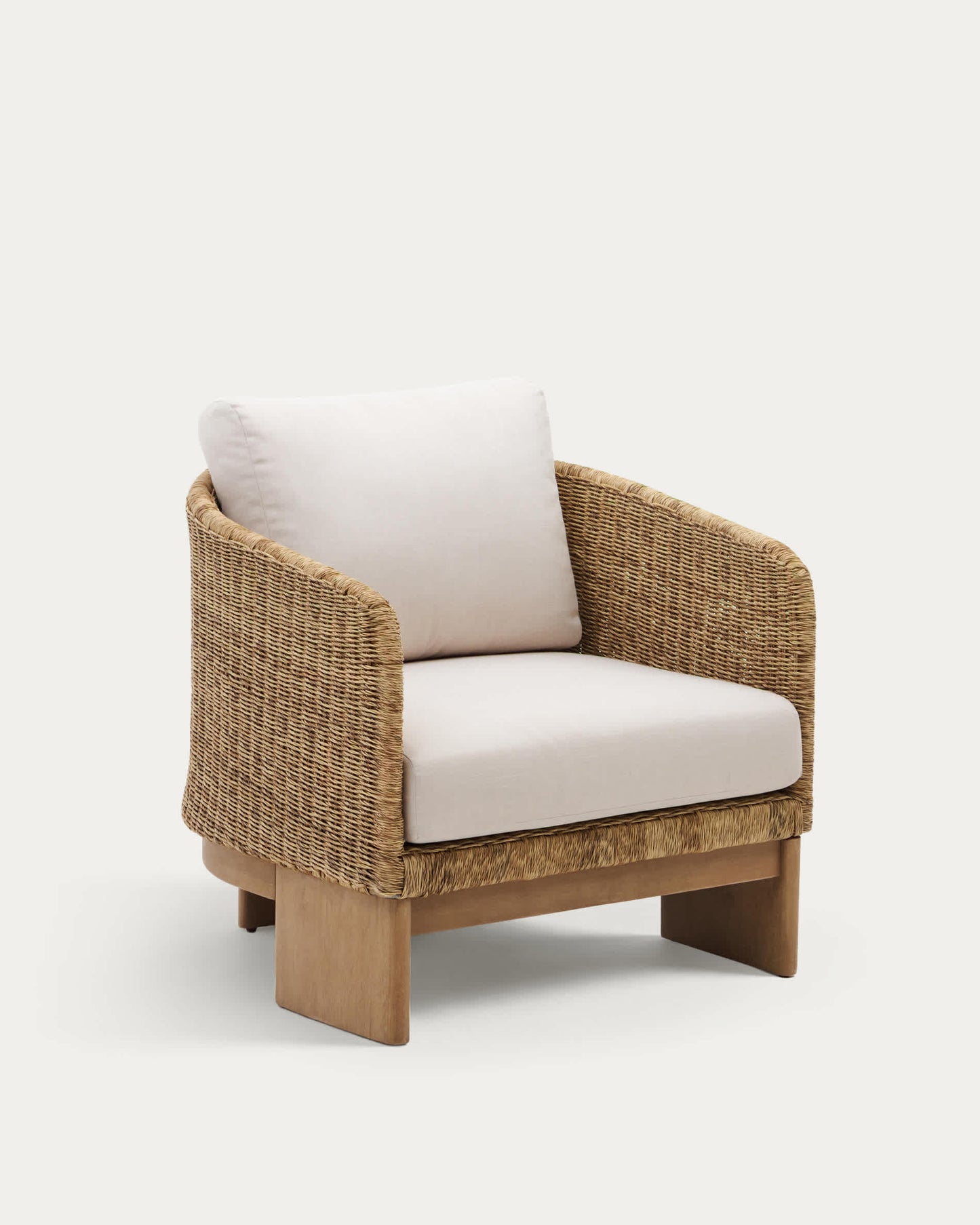 Poltrona Xoriguer in rattan sintetico e legno massiccio di eucalipto