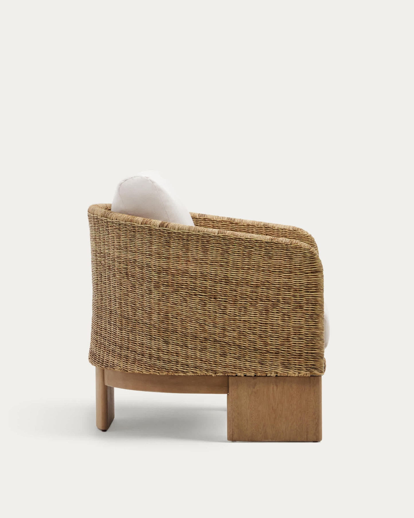 Poltrona Xoriguer in rattan sintetico e legno massiccio di eucalipto