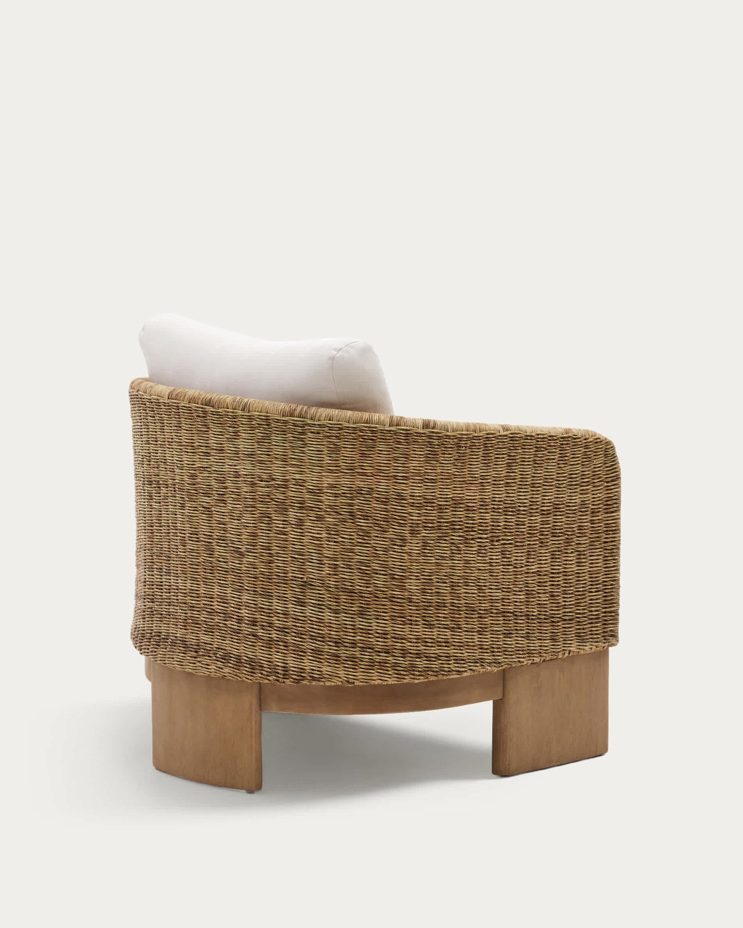 Poltrona Xoriguer in rattan sintetico e legno massiccio di eucalipto