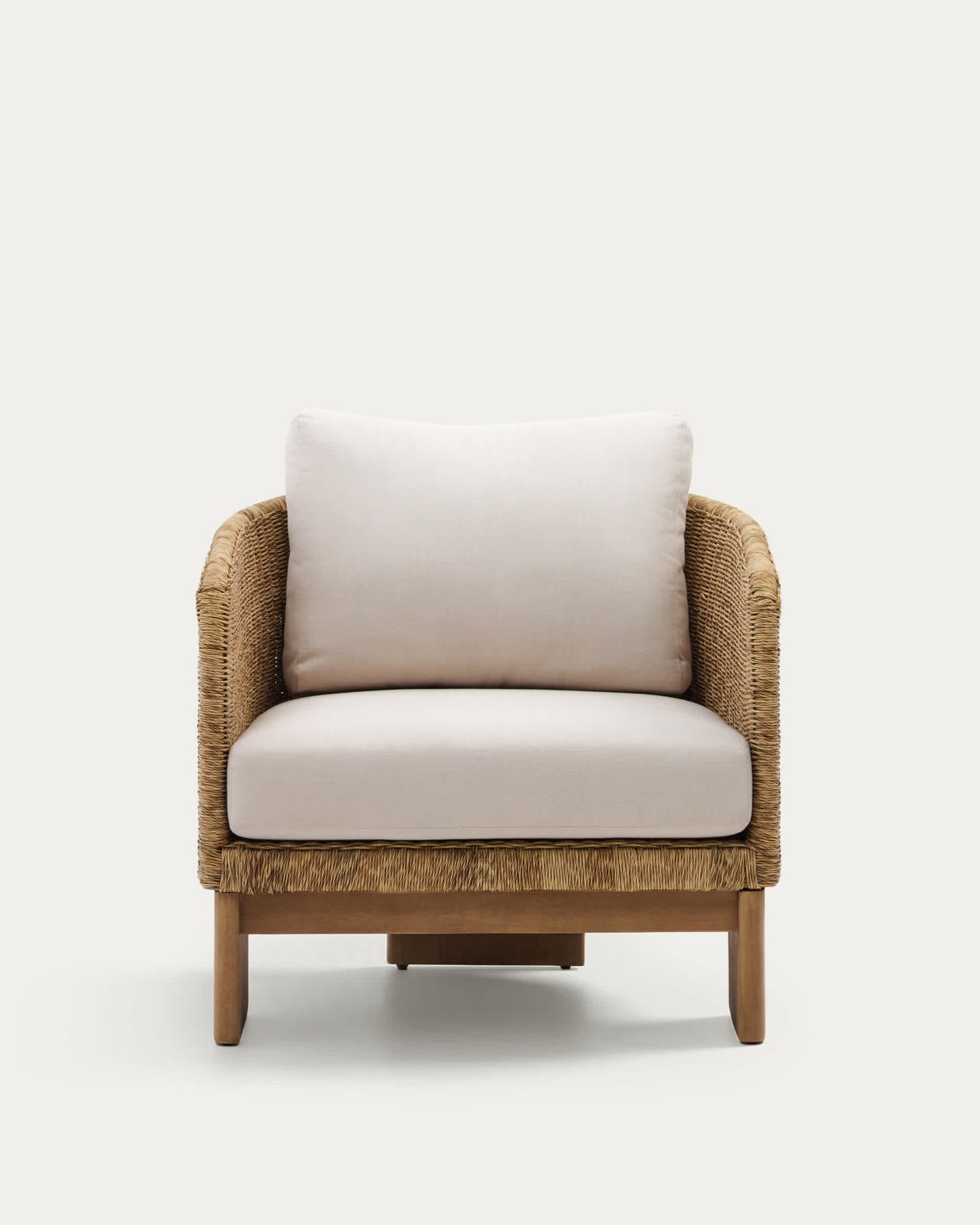Poltrona Xoriguer in rattan sintetico e legno massiccio di eucalipto