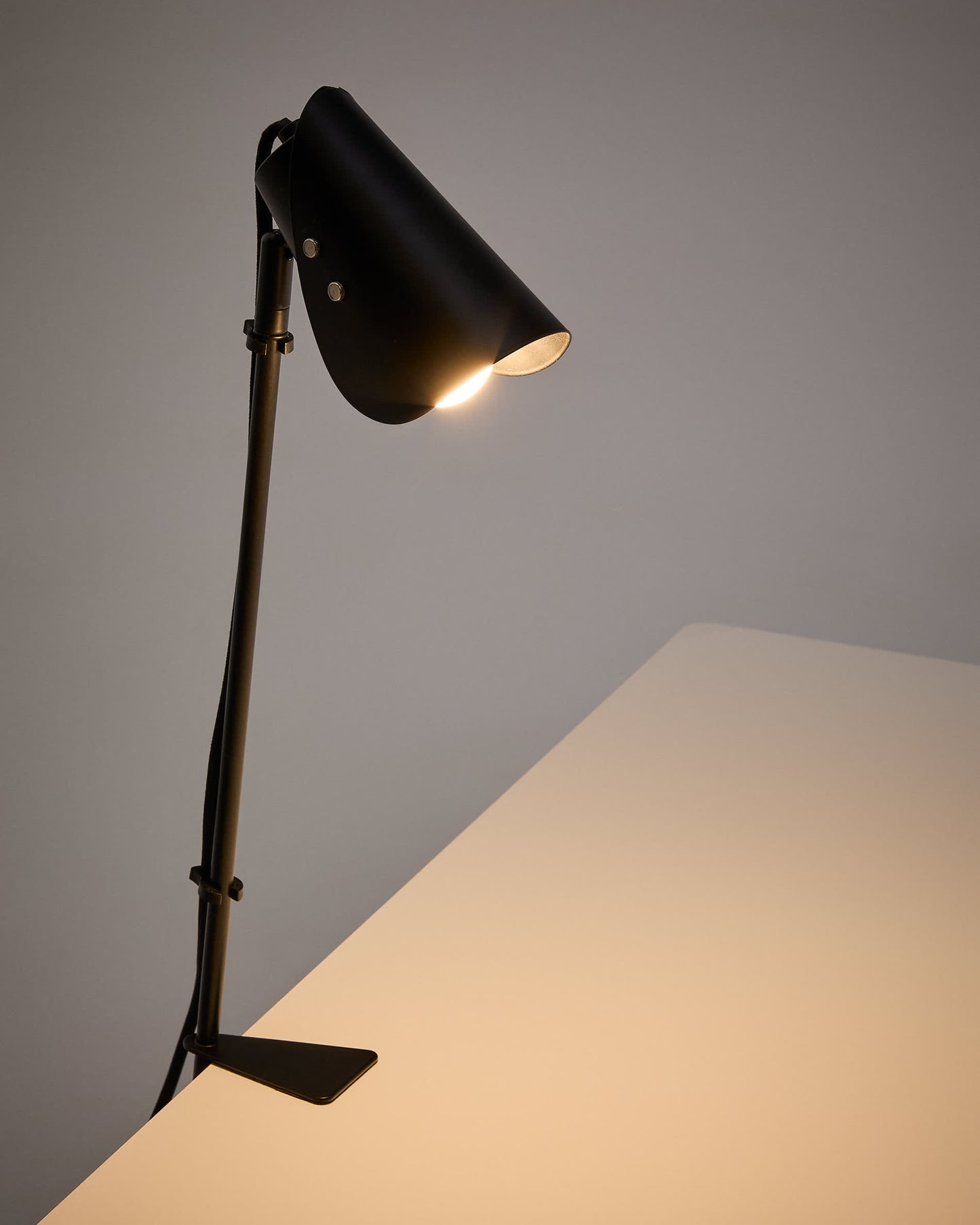 Lampada da tavolo Jula con morsetto in metallo nero