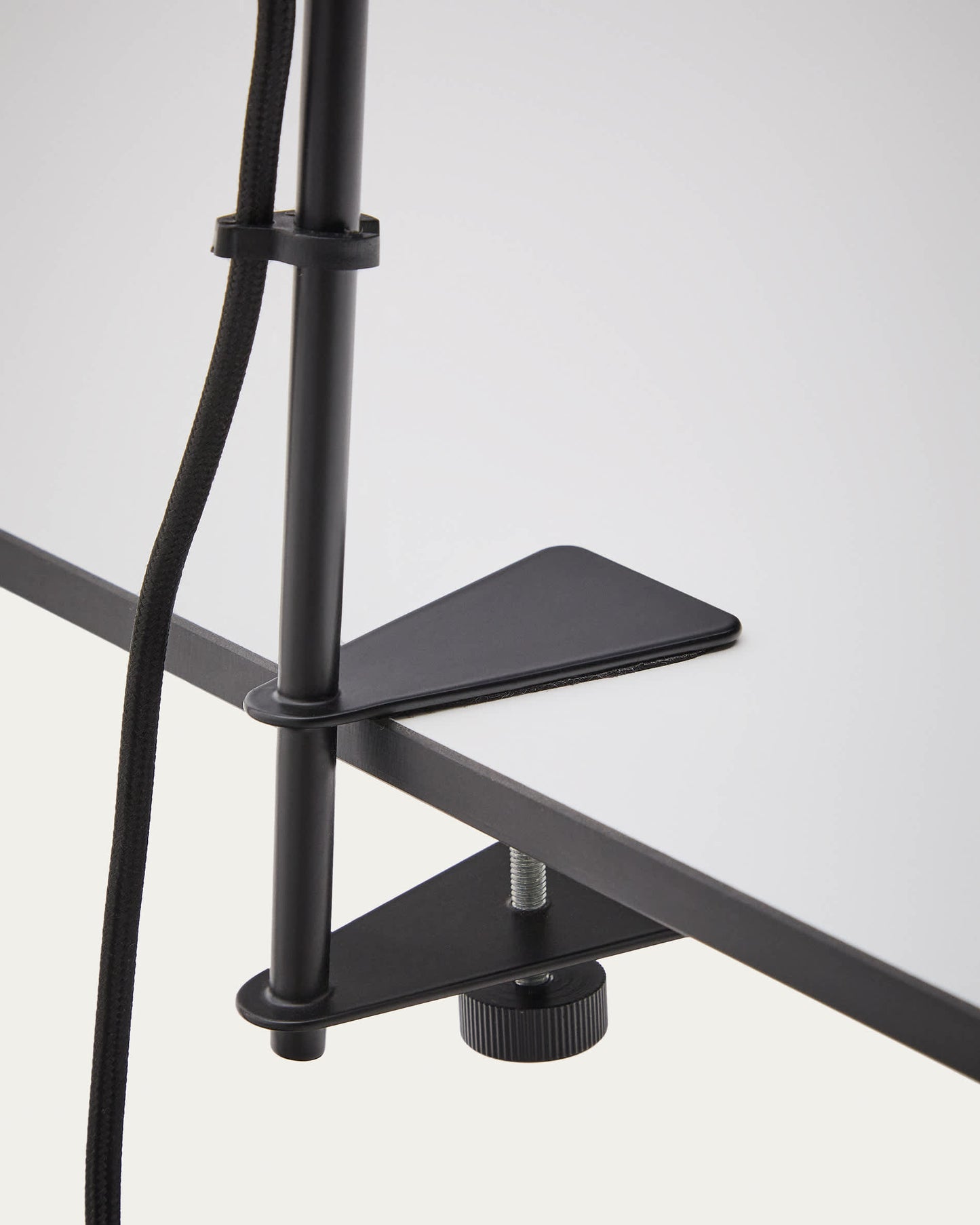 Lampada da tavolo Jula con morsetto in metallo nero