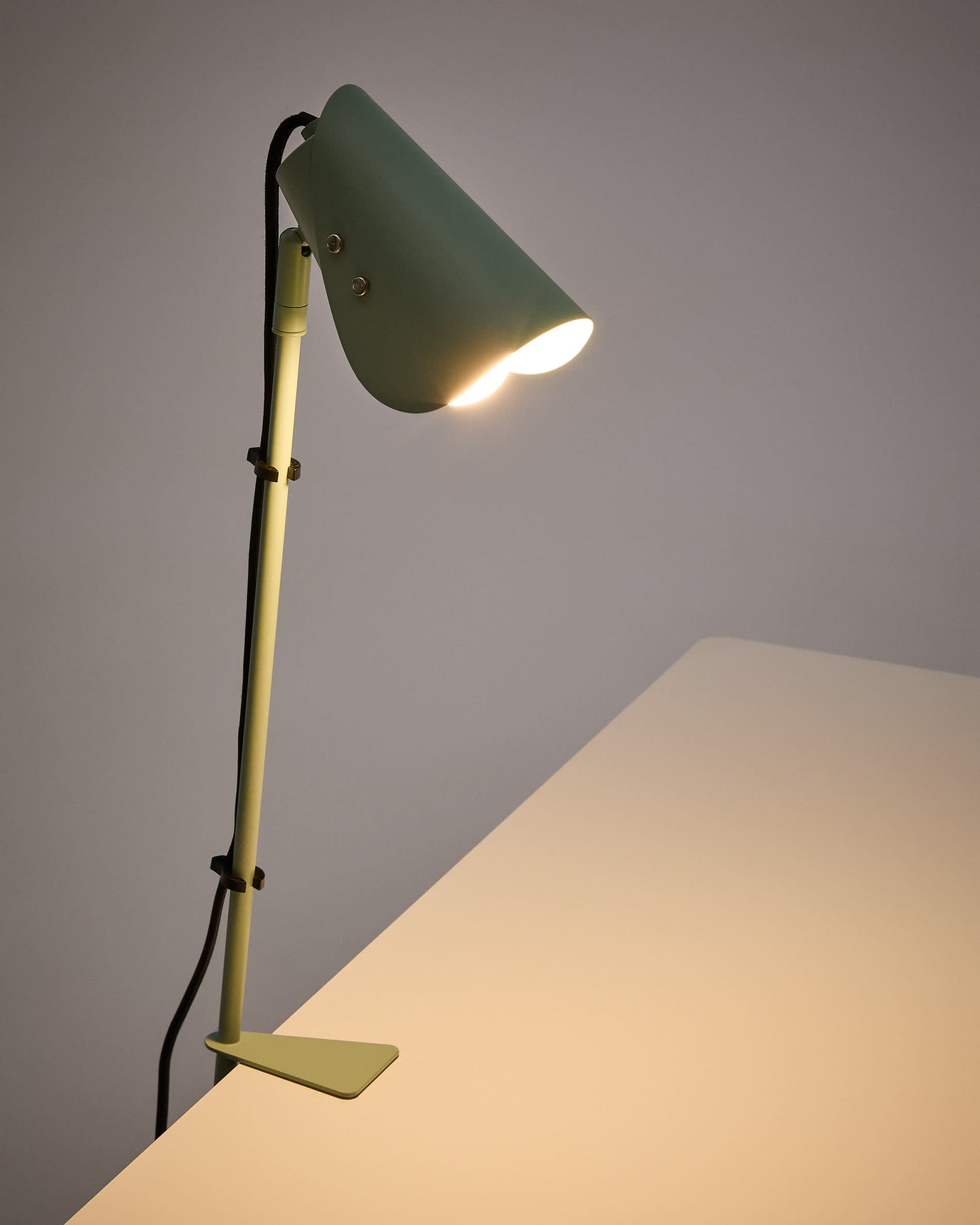 Lampada da tavolo con morsetto Jula in metallo verde