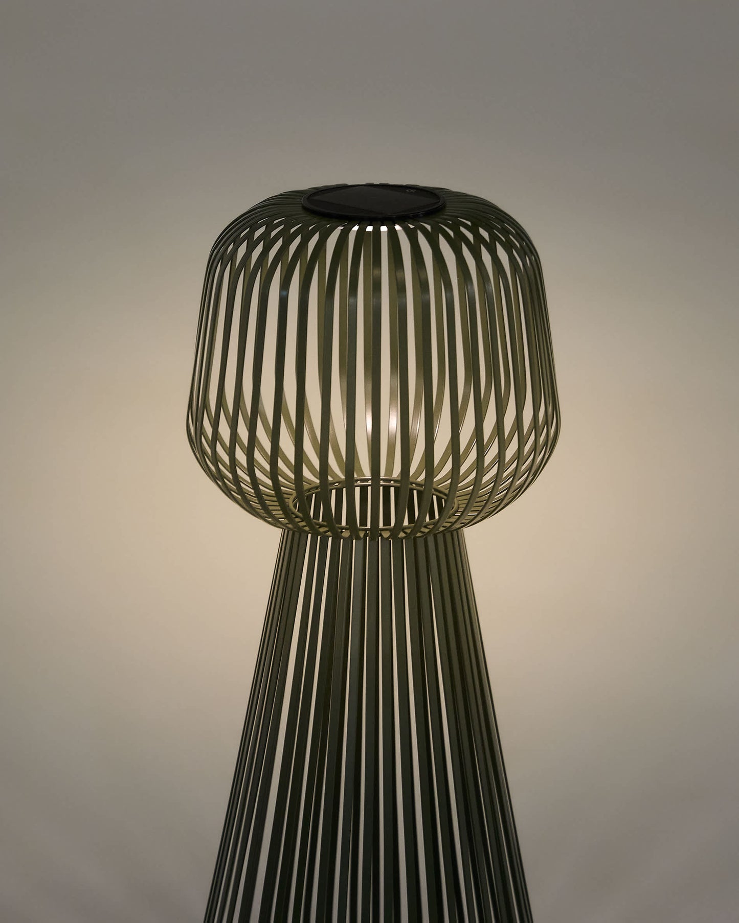Lampada da terra solare Reiba in metallo verde