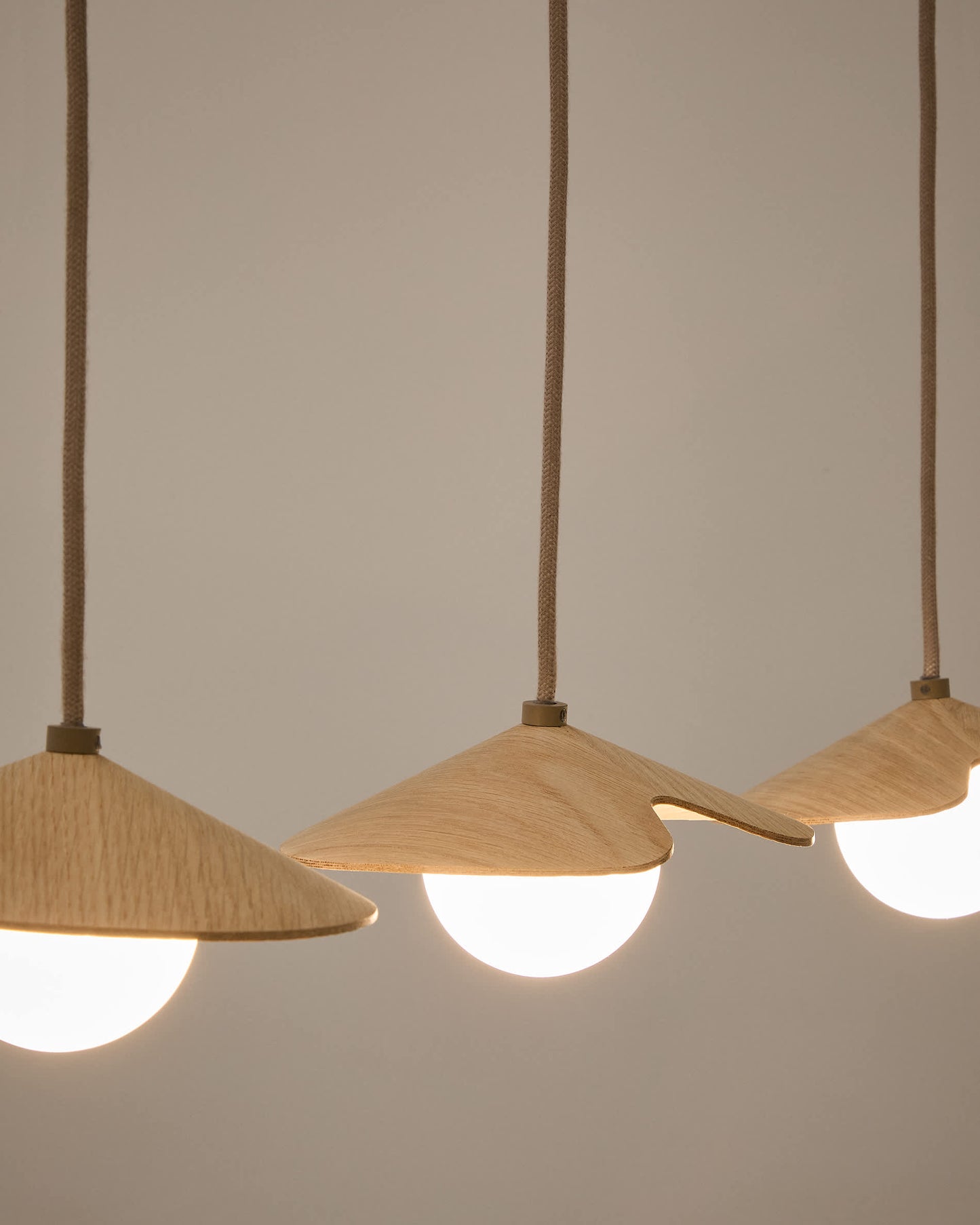 Lampada da soffitto Wilara in impiallacciatura di rovere con 3 perle di vetro fumé bianco
