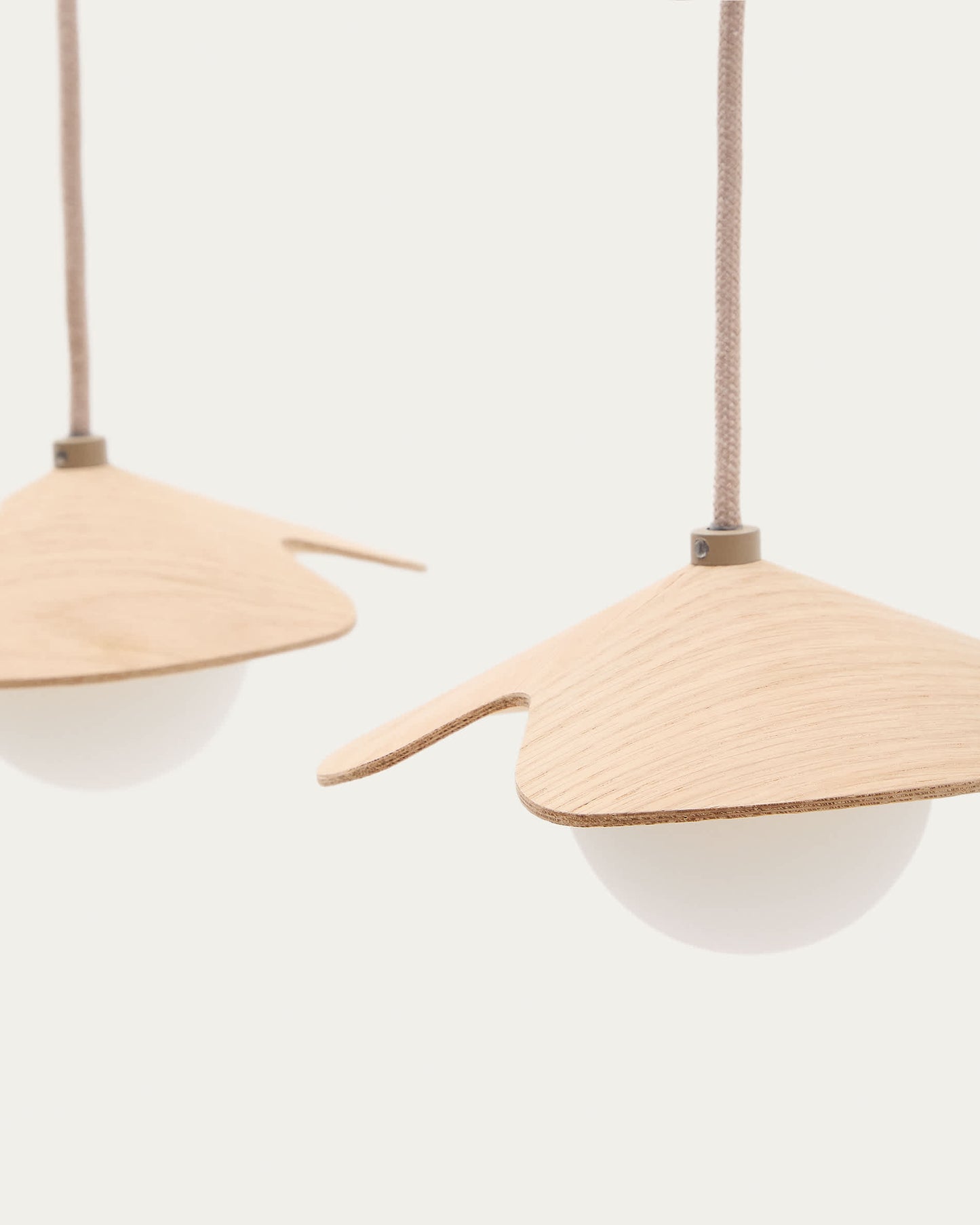Lampada da soffitto Wilara in impiallacciatura di rovere con 3 perle di vetro fumé bianco