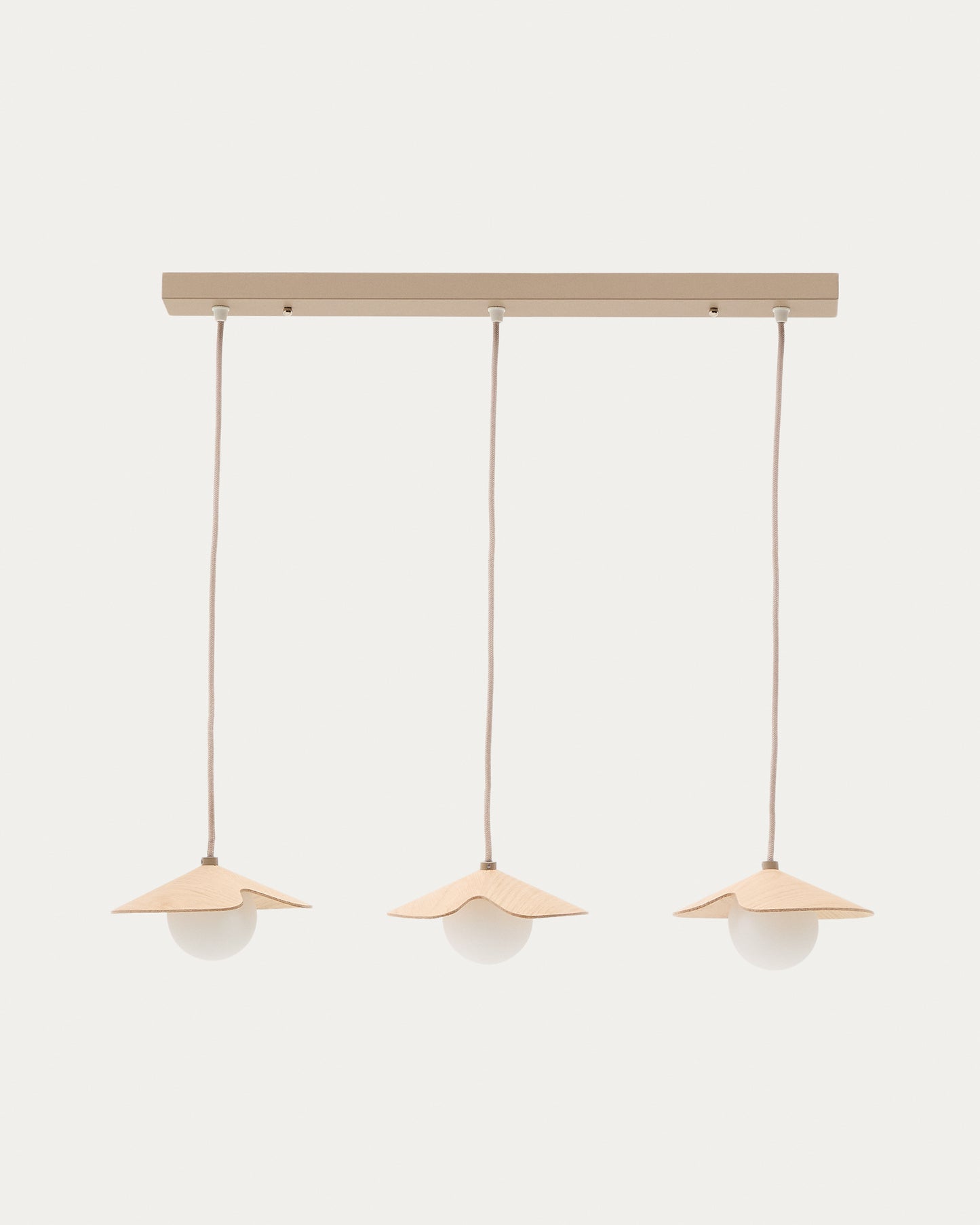 Lampada da soffitto Wilara in impiallacciatura di rovere con 3 perle di vetro fumé bianco
