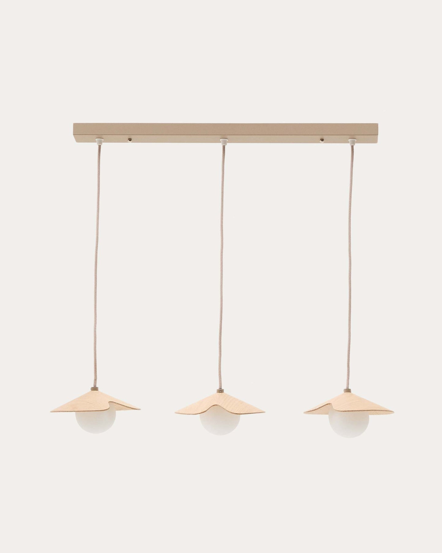 Lampada da soffitto Wilara in impiallacciatura di rovere con 3 perle di vetro fumé bianco