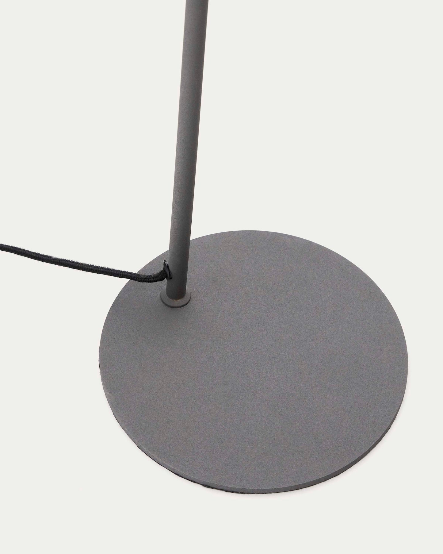 Lampada da terra Manie in metallo con finitura effetto ghisa nera