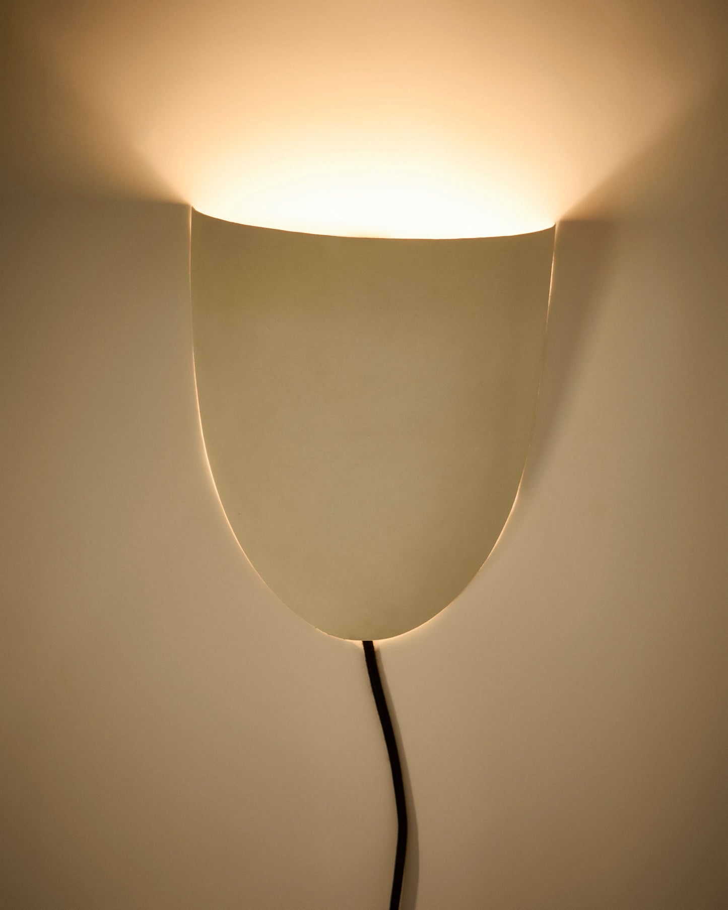 Lampada da parete Nibla in metallo effetto argilla bianca