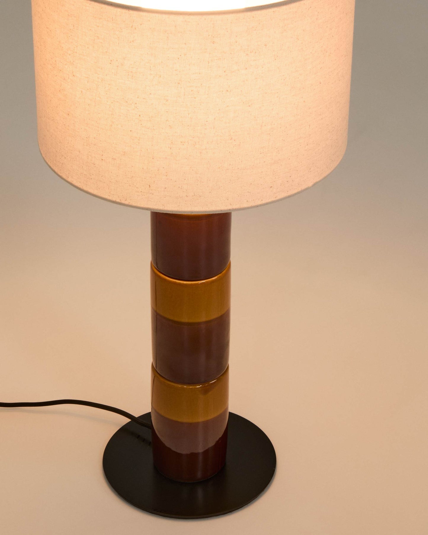 Lampada da tavolo Mavran con base in ceramica marrone e senape e paralume in cotone