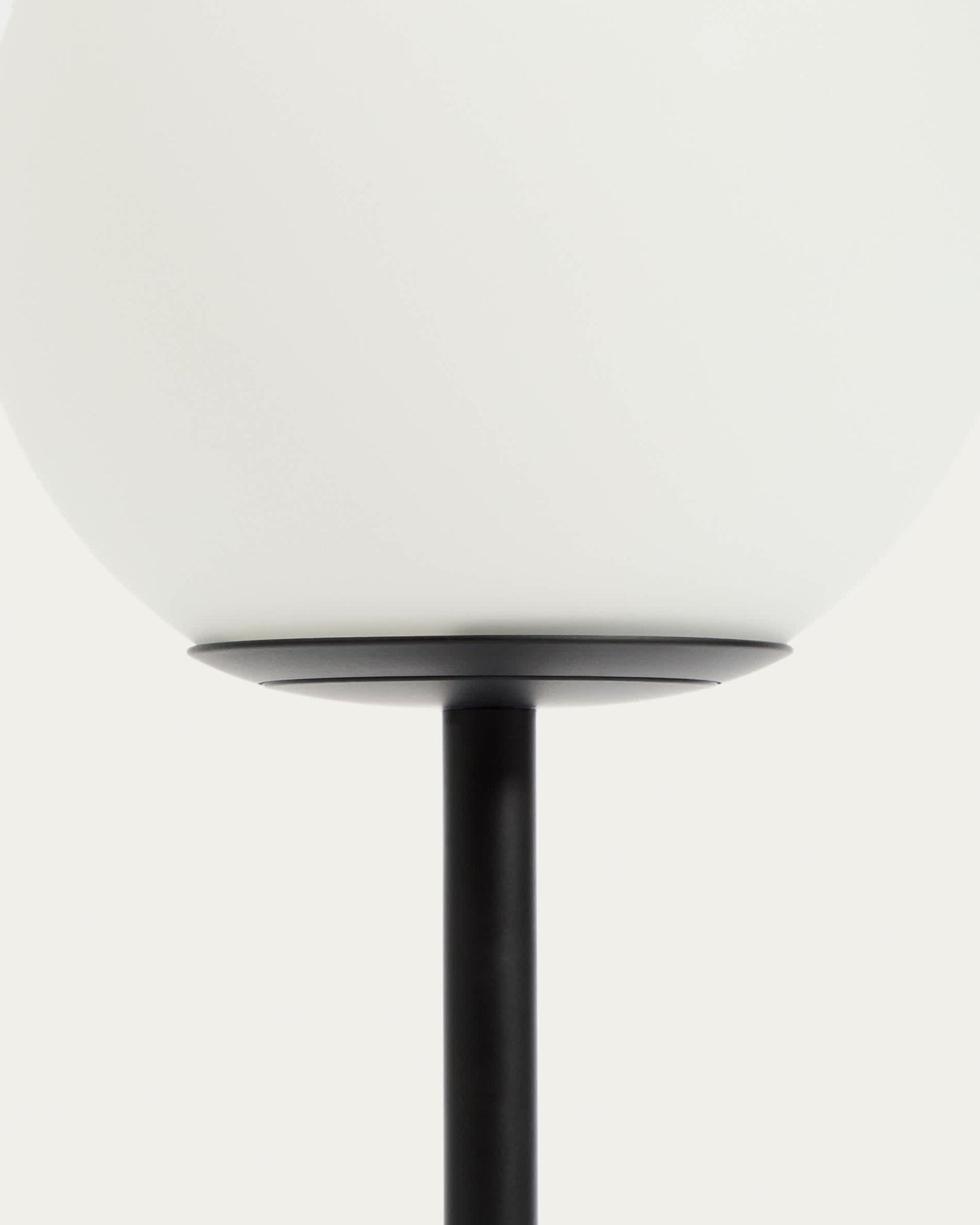 Lampada da tavolo Brisia in metallo con finitura nera e 1 sfera in vetro satinato Ø 15 cm