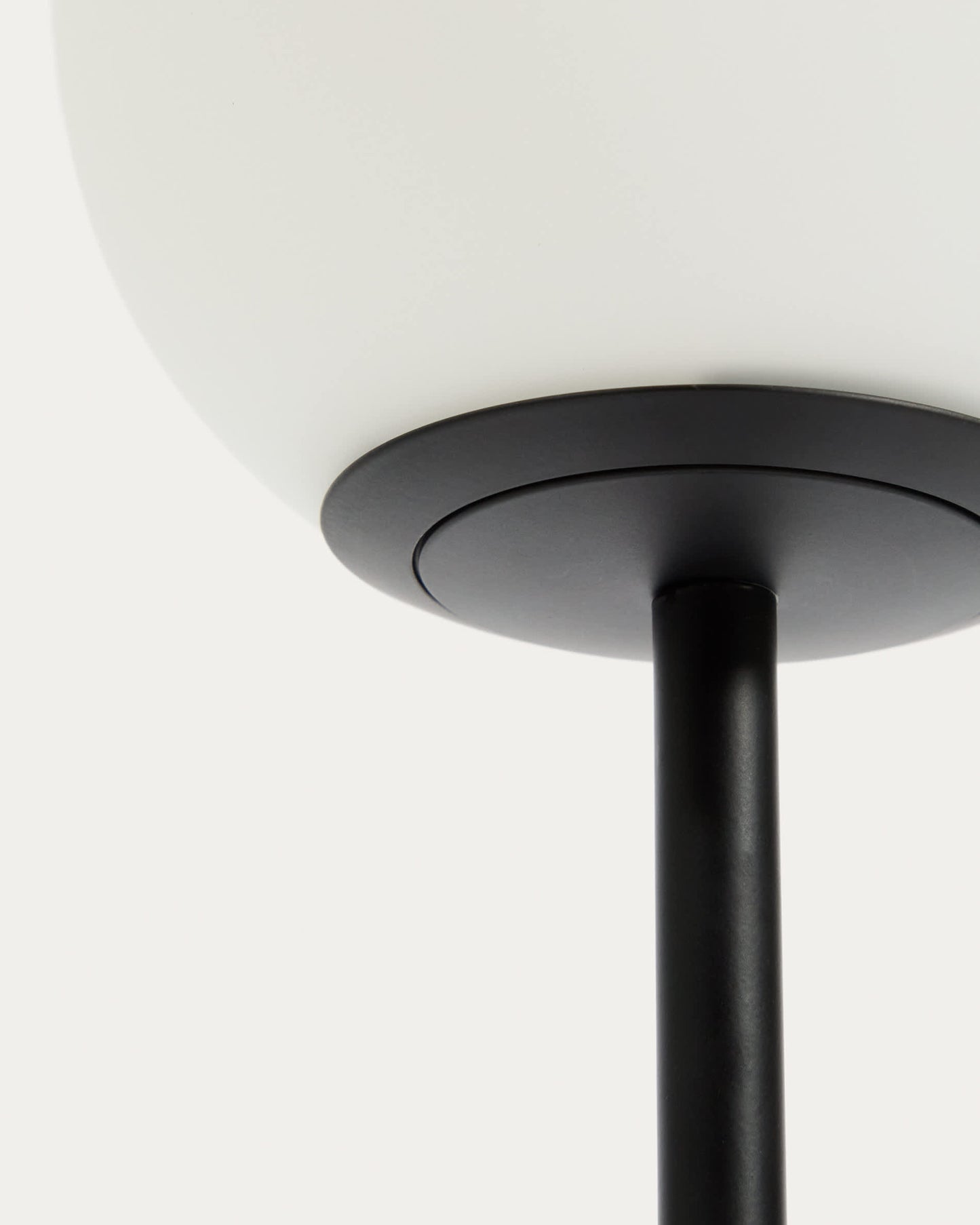 Lampada da tavolo Brisia in metallo con finitura nera e 1 sfera in vetro satinato Ø 15 cm