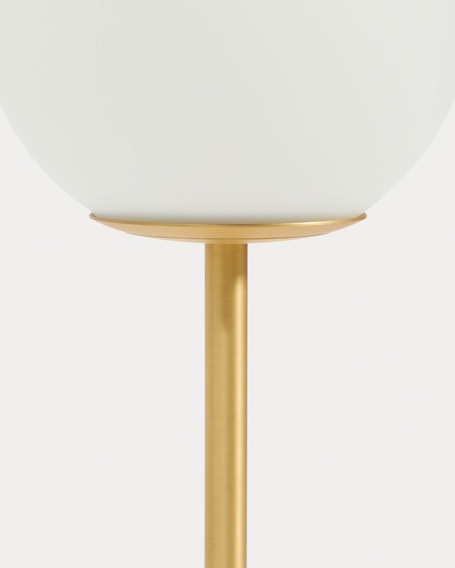 Lampada da tavolo Brisia in metallo con finitura in ottone spazzolato e 1 sfera in vetro satinato Ø 15 cm