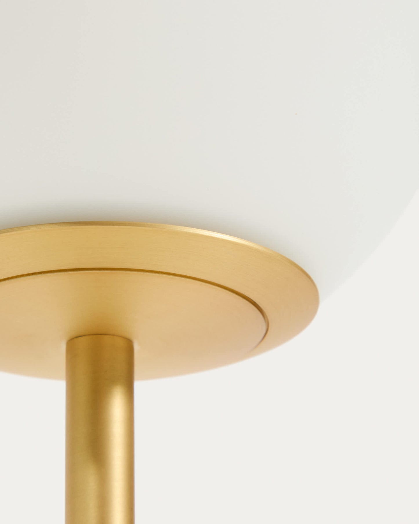 Lampada da tavolo Brisia in metallo con finitura in ottone spazzolato e 1 sfera in vetro satinato Ø 15 cm