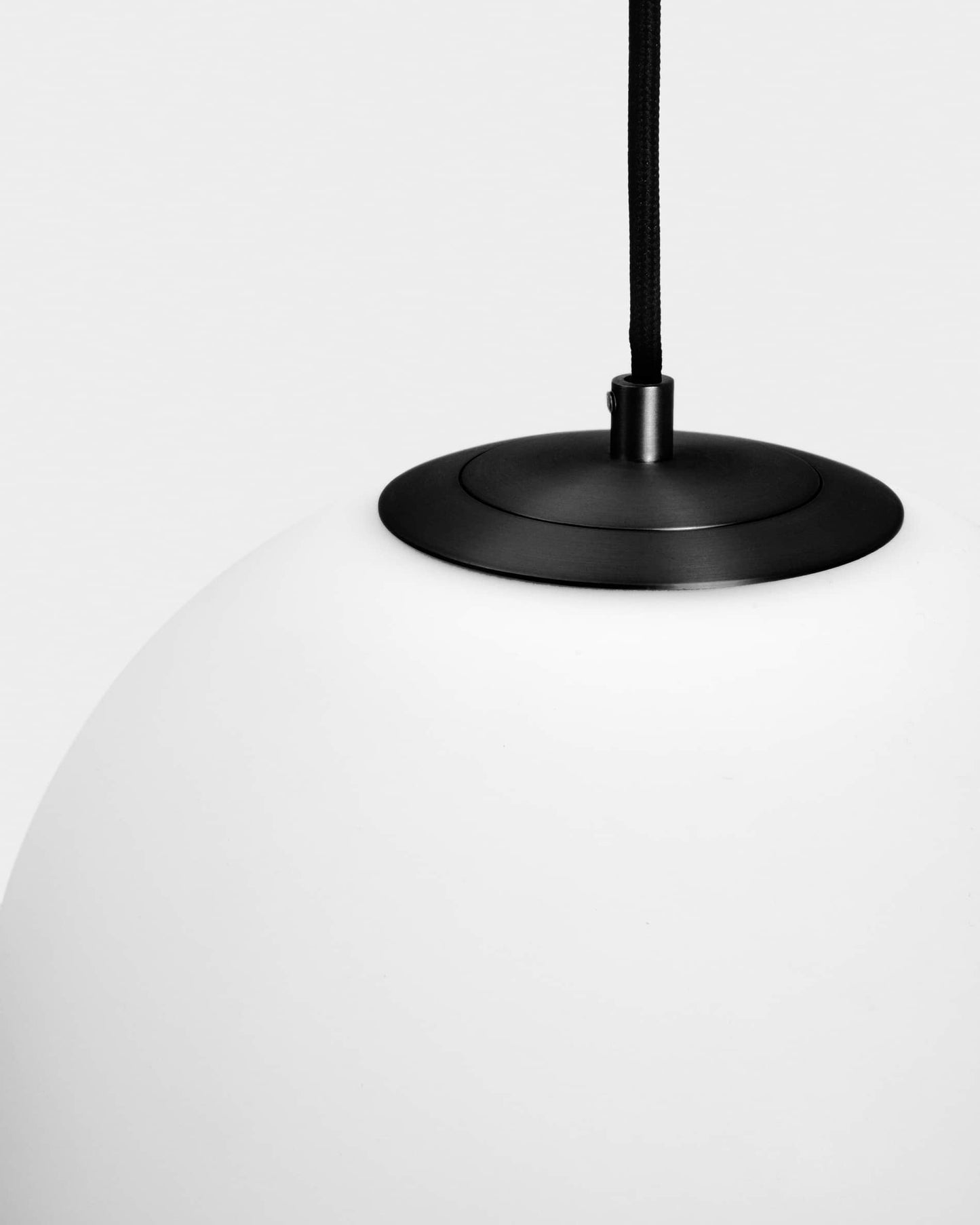 Lampada da soffitto Brisia in metallo con finitura nera e 1 sfera in vetro satinato Ø 30 cm