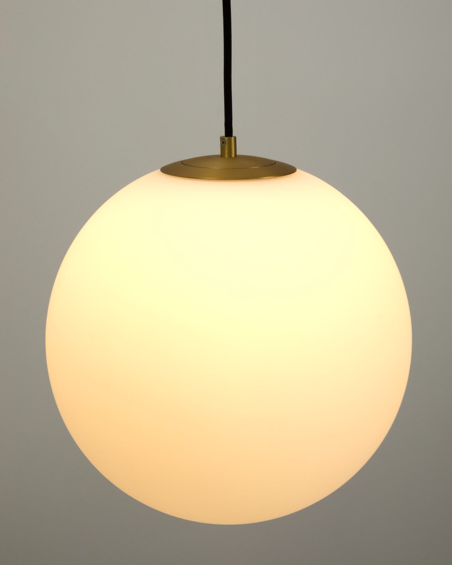 Lampada da soffitto Brisia in metallo con finitura in ottone spazzolato e 1 sfera in vetro satinato Ø30 cm