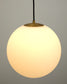 Lampada da soffitto Brisia in metallo con finitura in ottone spazzolato e 1 sfera in vetro satinato Ø30 cm
