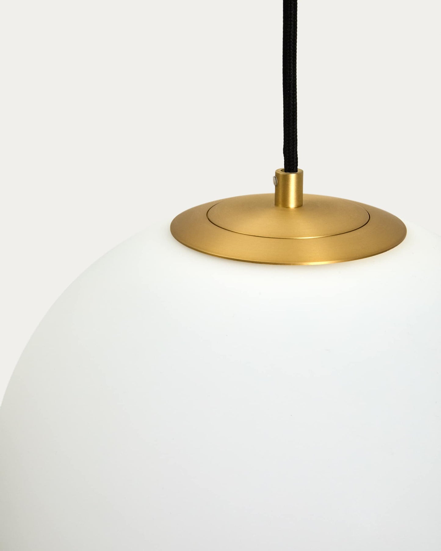 Lampada da soffitto Brisia in metallo con finitura in ottone spazzolato e 1 sfera in vetro satinato Ø30 cm