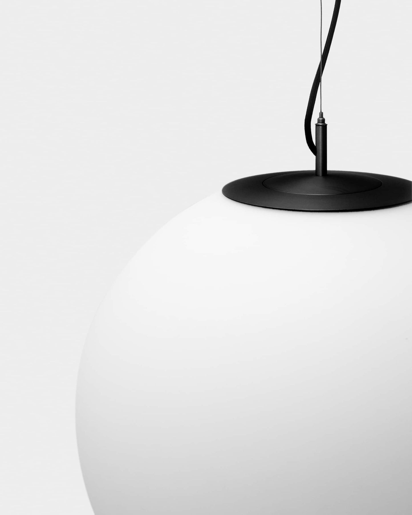 Lampada da soffitto Brisia in metallo con finitura nera e 1 sfera in vetro satinato Ø 50 cm