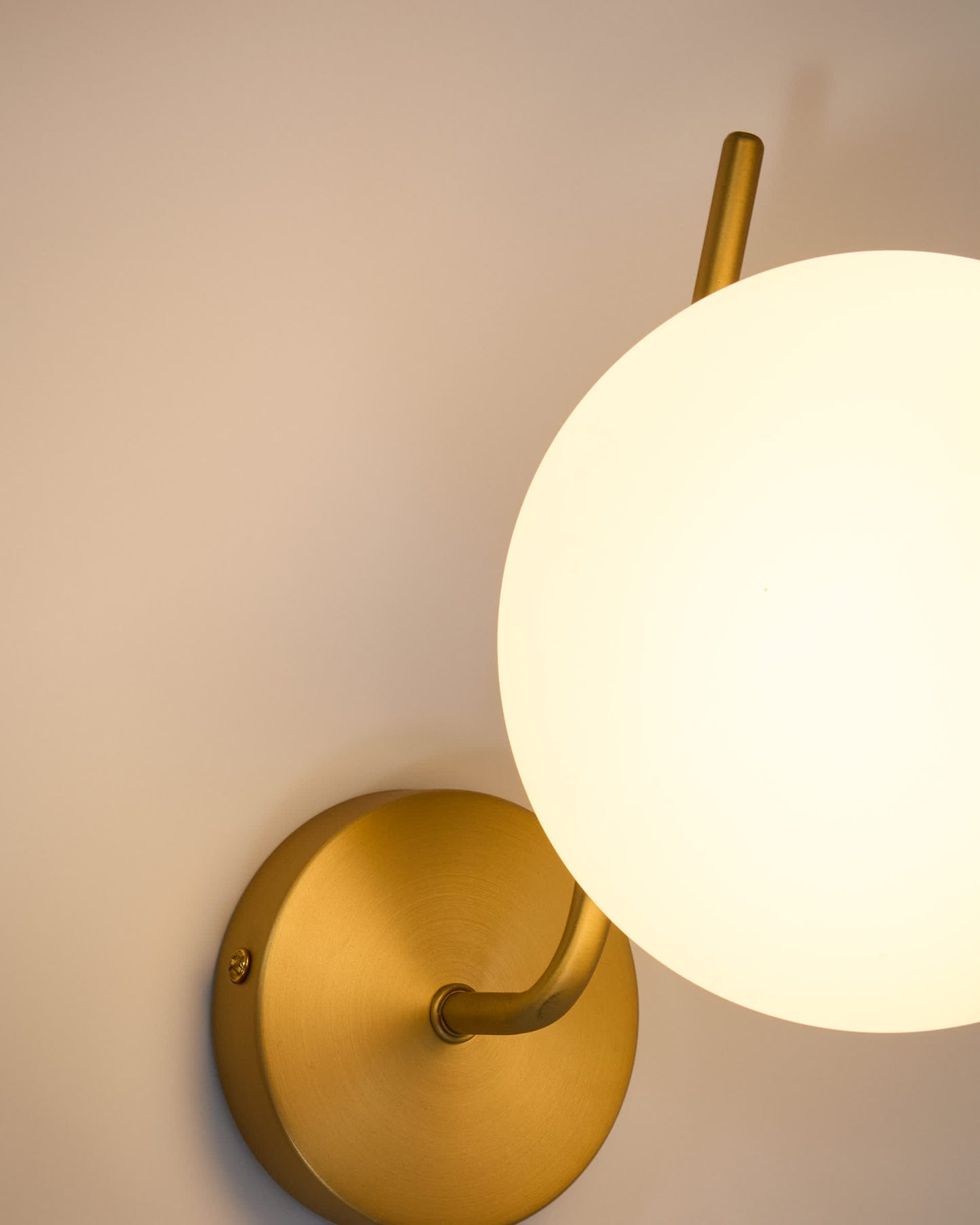 Applique Brisia in metallo con finitura in ottone spazzolato con bracci e 1 sfera in vetro satinato Ø 15 cm