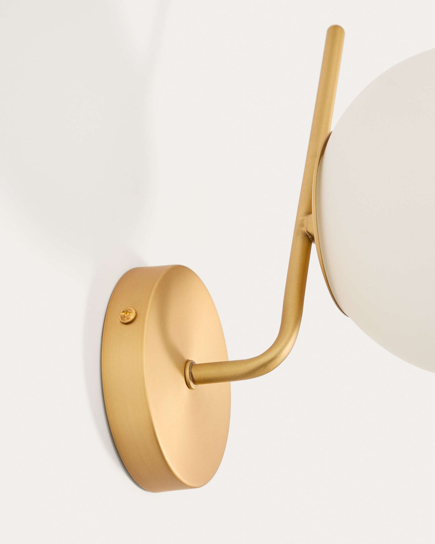 Applique Brisia in metallo con finitura in ottone spazzolato con bracci e 1 sfera in vetro satinato Ø 15 cm