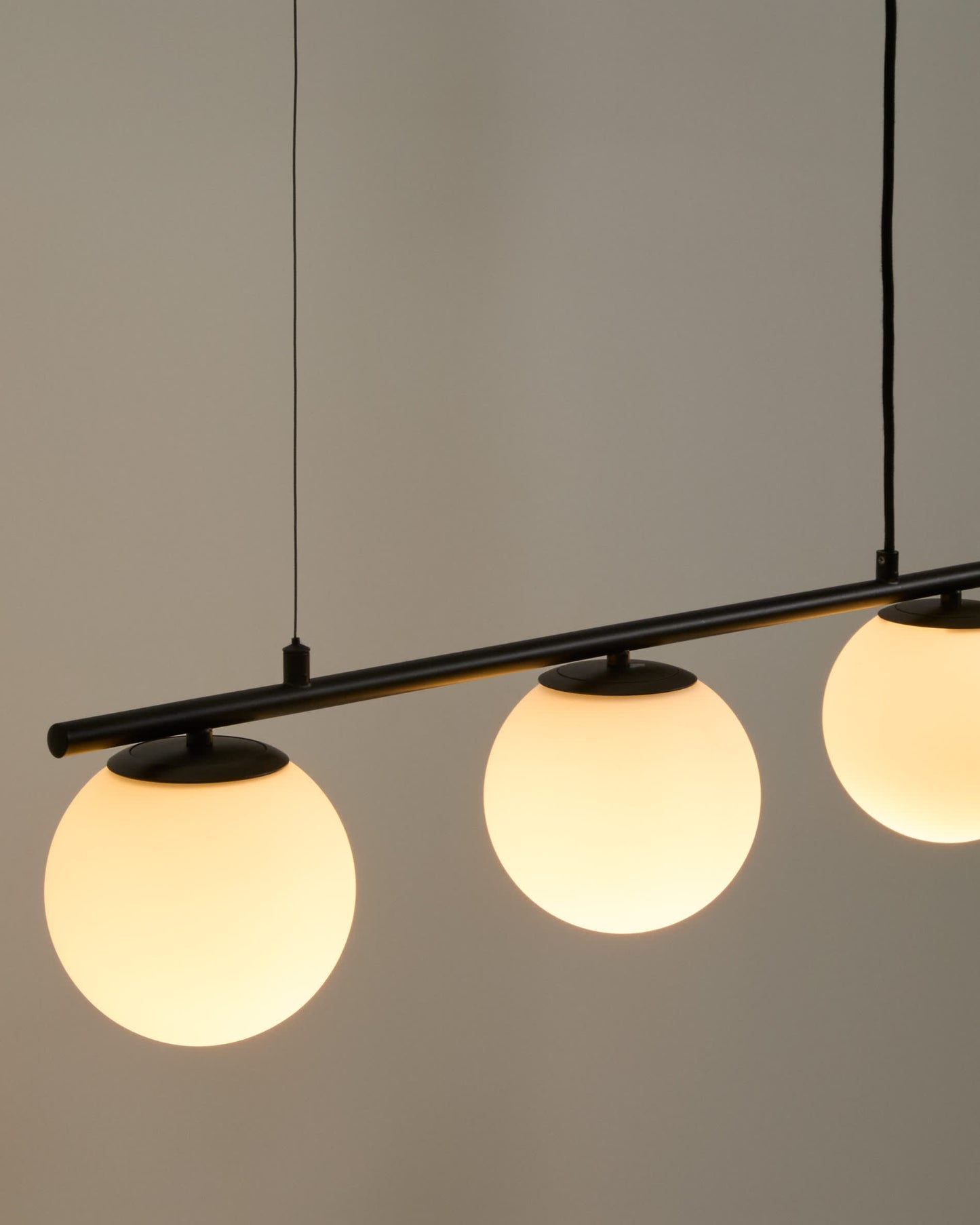 Lampada da soffitto Brisia in metallo con finitura nera e 3 sfere in vetro satinato Ø 15 cm