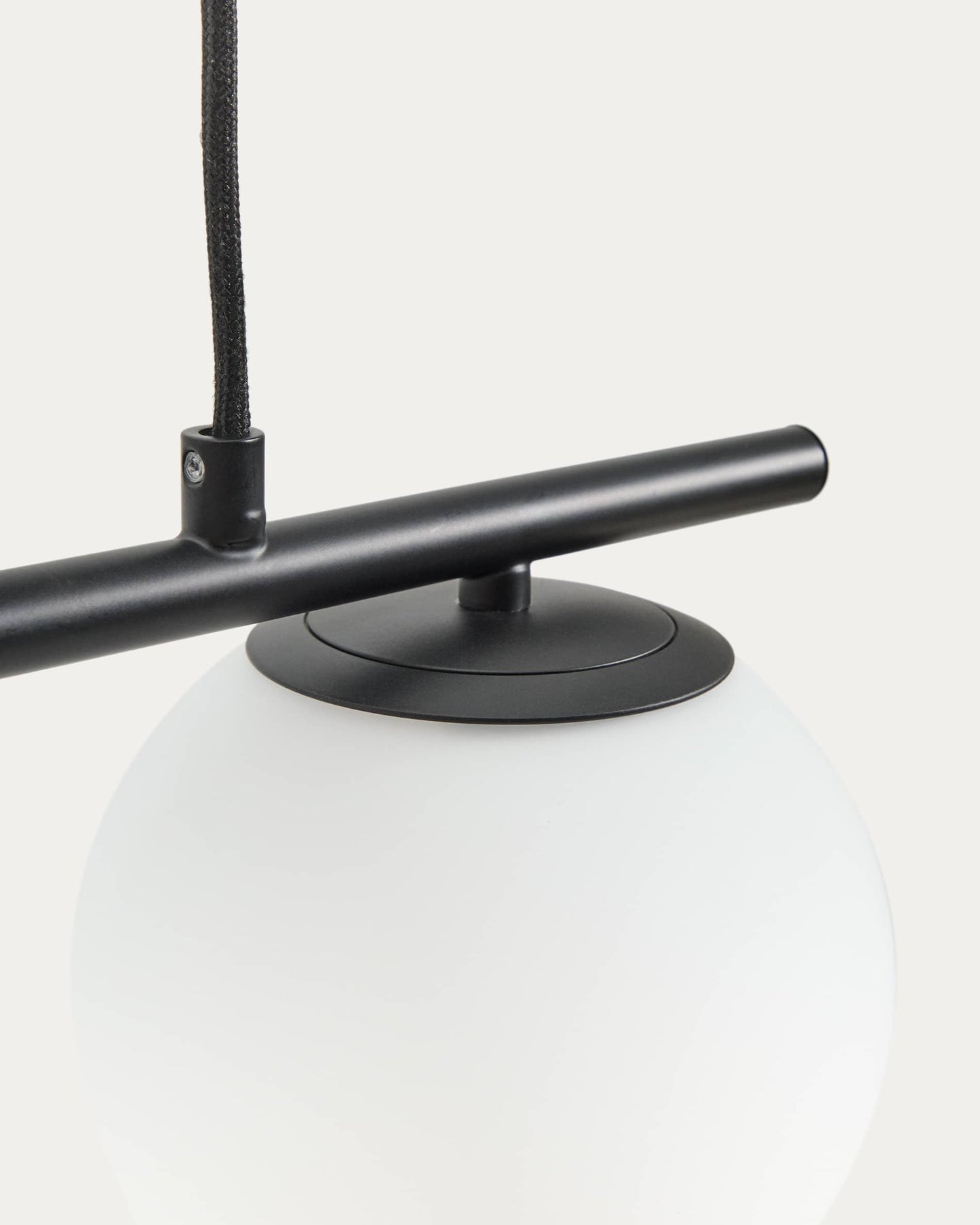 Lampada da soffitto Brisia in metallo con finitura nera e 3 sfere in vetro satinato Ø 15 cm