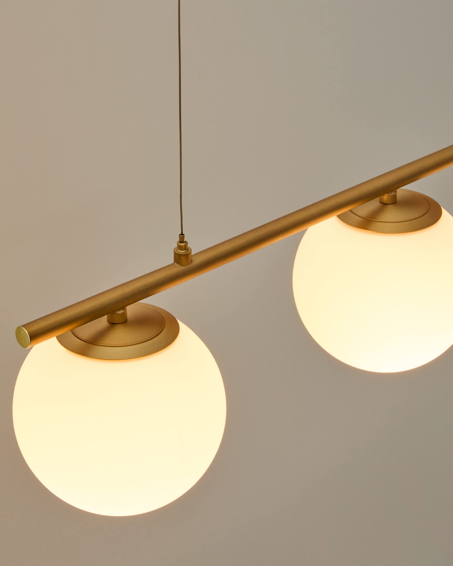 Lampada da soffitto Brisia in metallo con finitura in ottone spazzolato e 3 sfere di vetro satinato Ø 15 cm