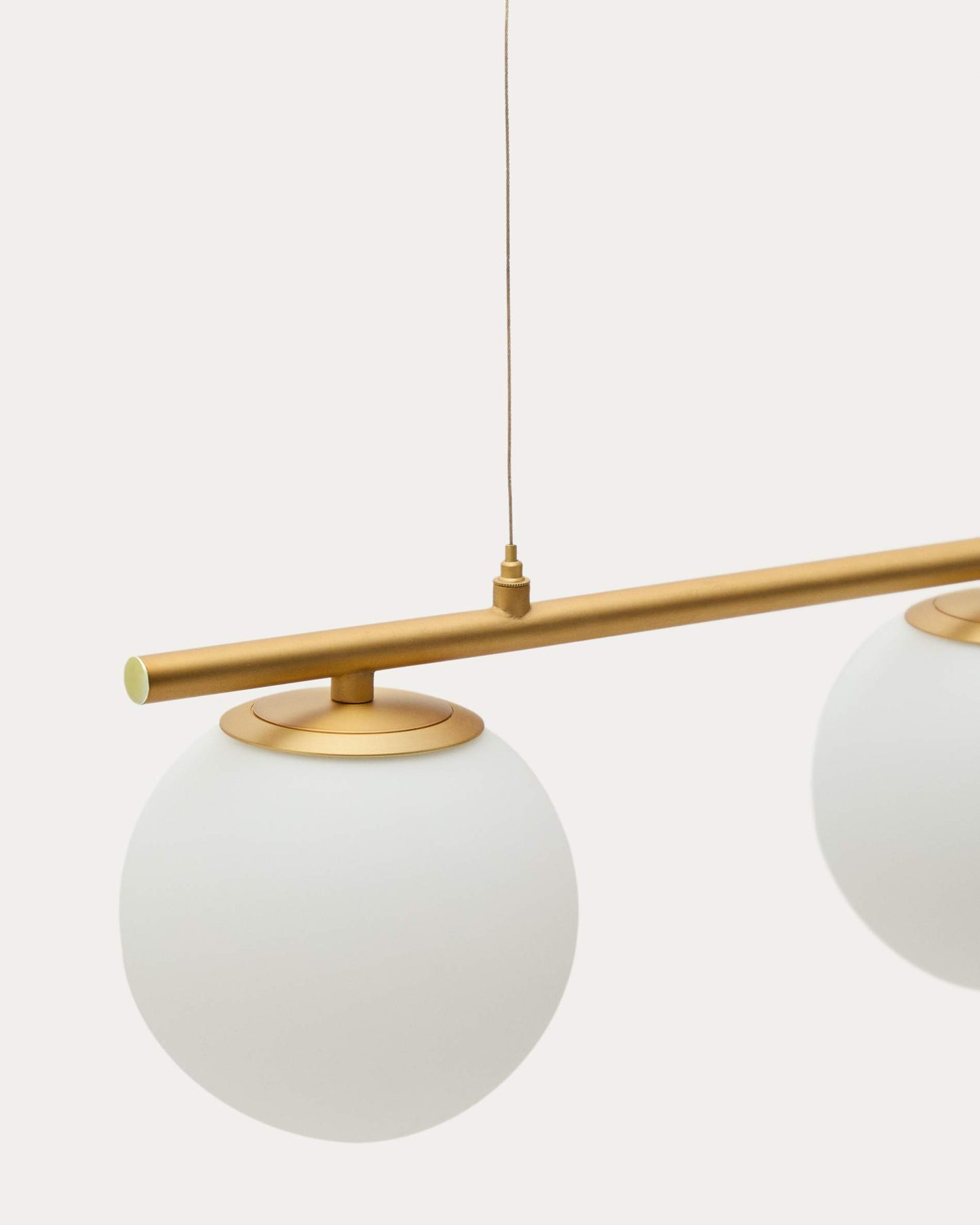 Lampada da soffitto Brisia in metallo con finitura in ottone spazzolato e 3 sfere di vetro satinato Ø 15 cm