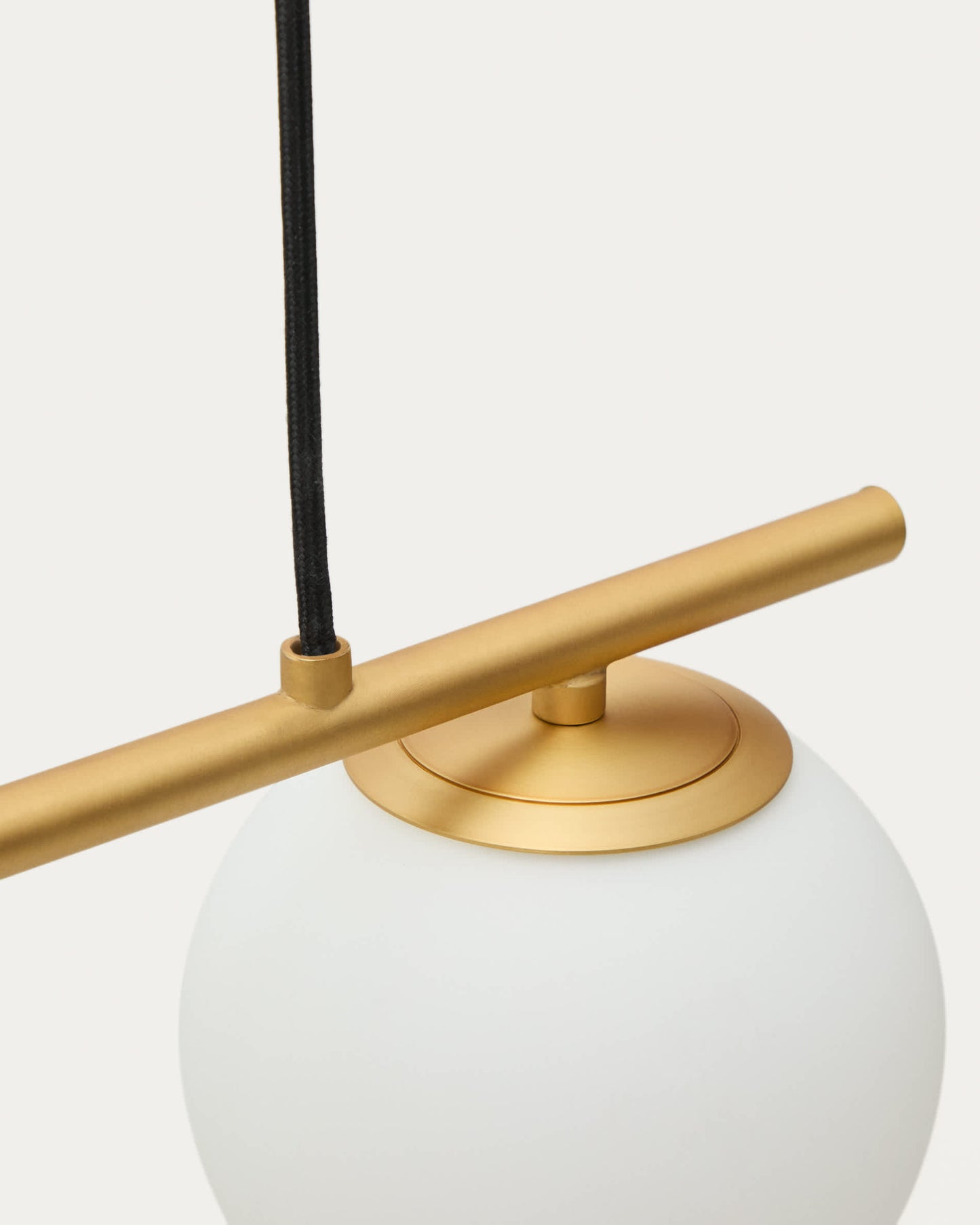 Lampada da soffitto Brisia in metallo con finitura in ottone spazzolato e 3 sfere di vetro satinato Ø 15 cm