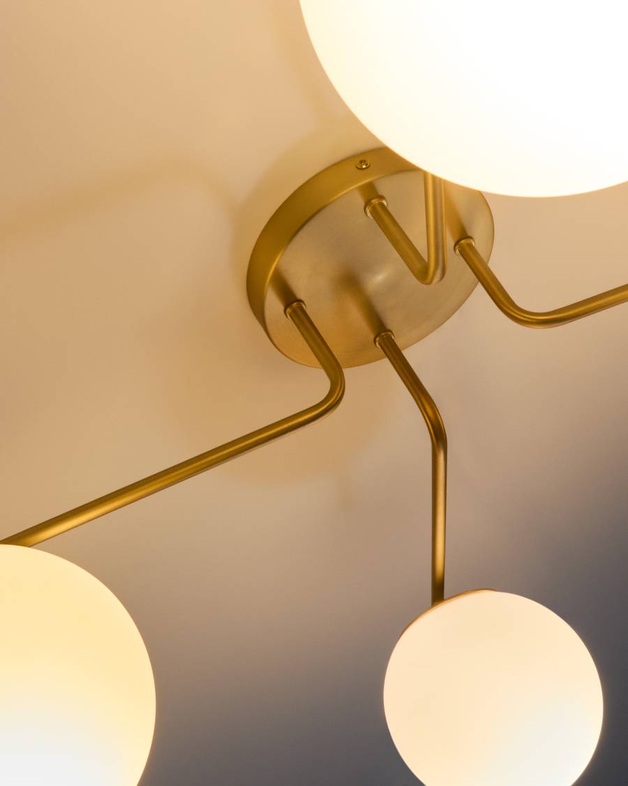 Lampada da soffitto Brisia in metallo con finitura in ottone spazzolato e 4 perle di vetro satinato Ø15 cm
