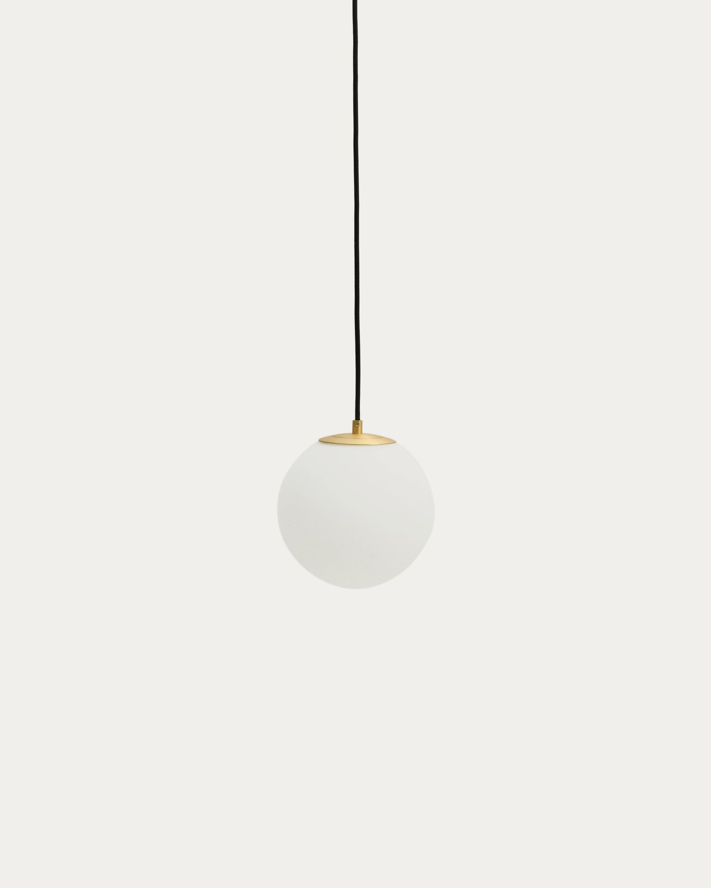 Lampada da soffitto Brisia in metallo con finitura in ottone spazzolato e 1 sfera in vetro satinato Ø 15 cm