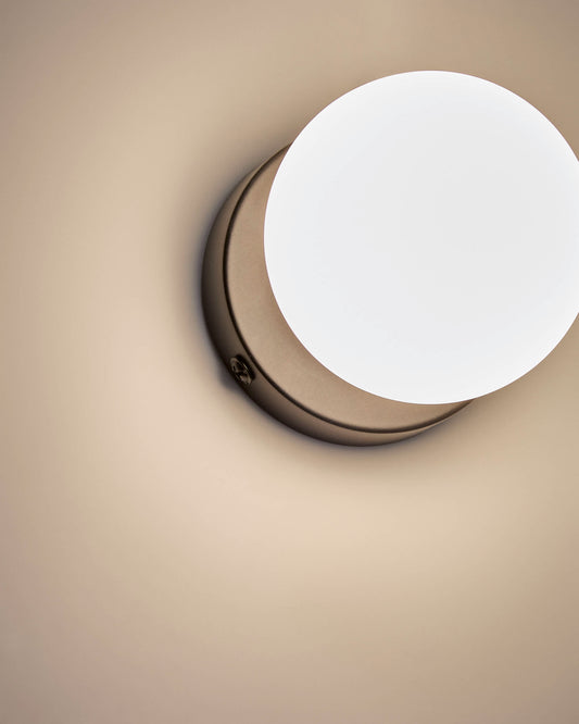 Applique Brisia in metallo con finitura nera e 1 sfera in vetro satinato Ø 8 cm