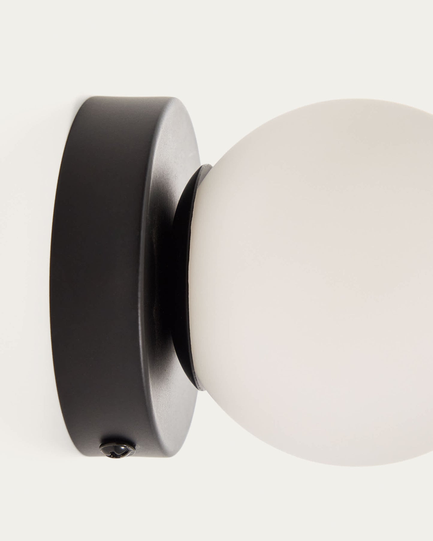 Applique Brisia in metallo con finitura nera e 1 sfera in vetro satinato Ø 8 cm