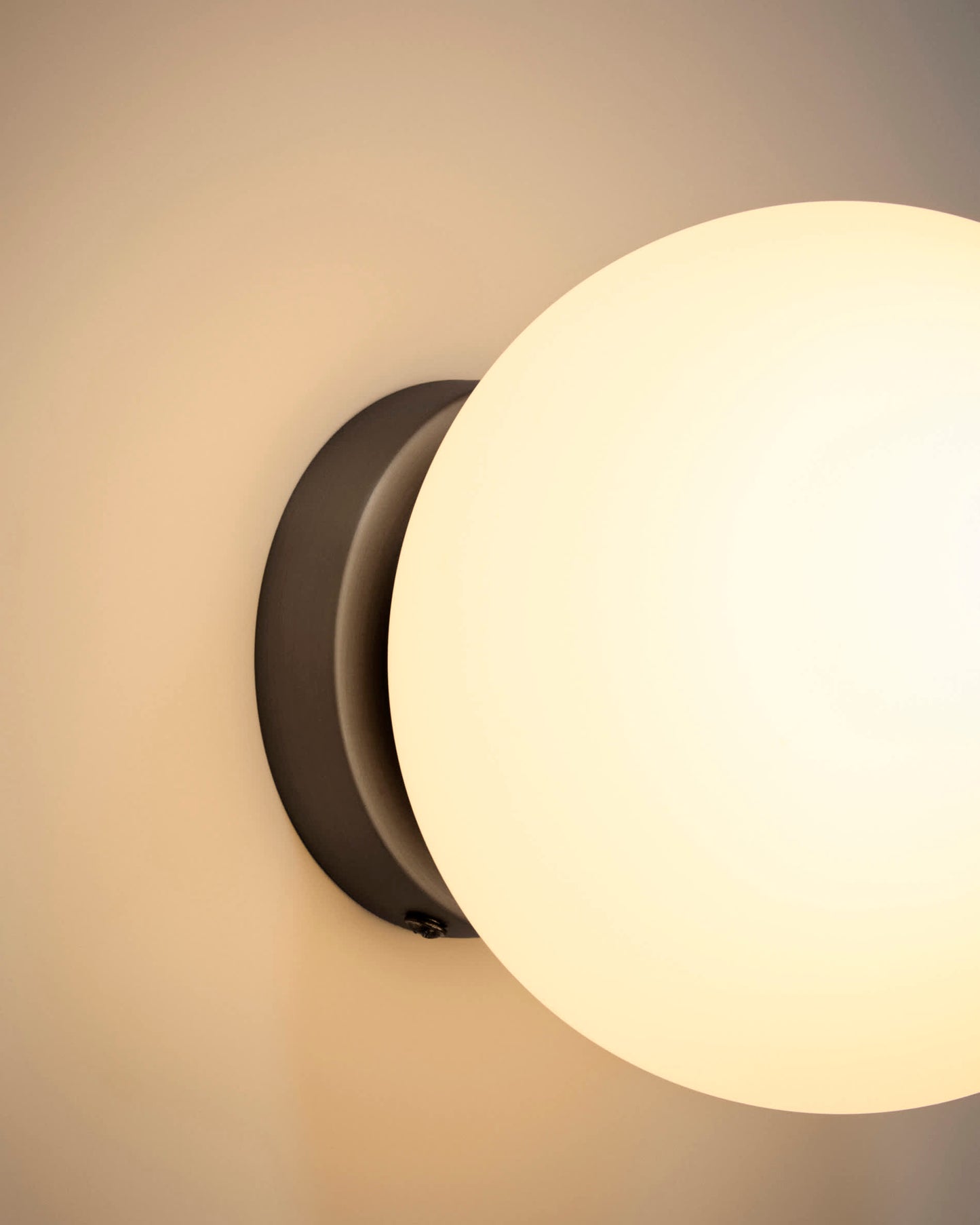 Applique Brisia in metallo con finitura nera e 1 sfera in vetro satinato Ø 15 cm