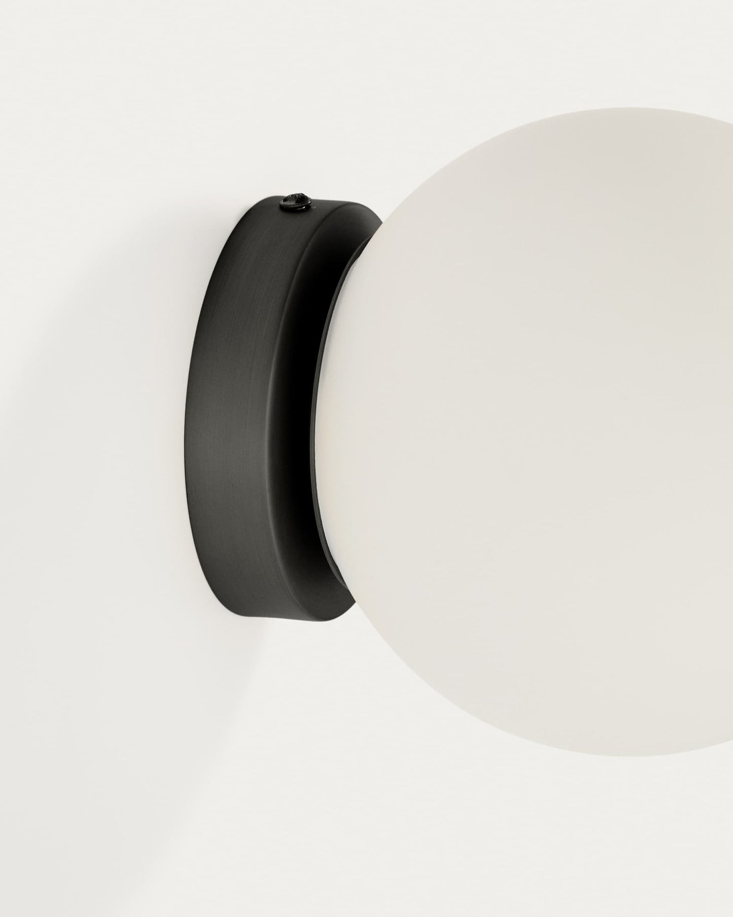 Applique Brisia in metallo con finitura nera e 1 sfera in vetro satinato Ø 15 cm