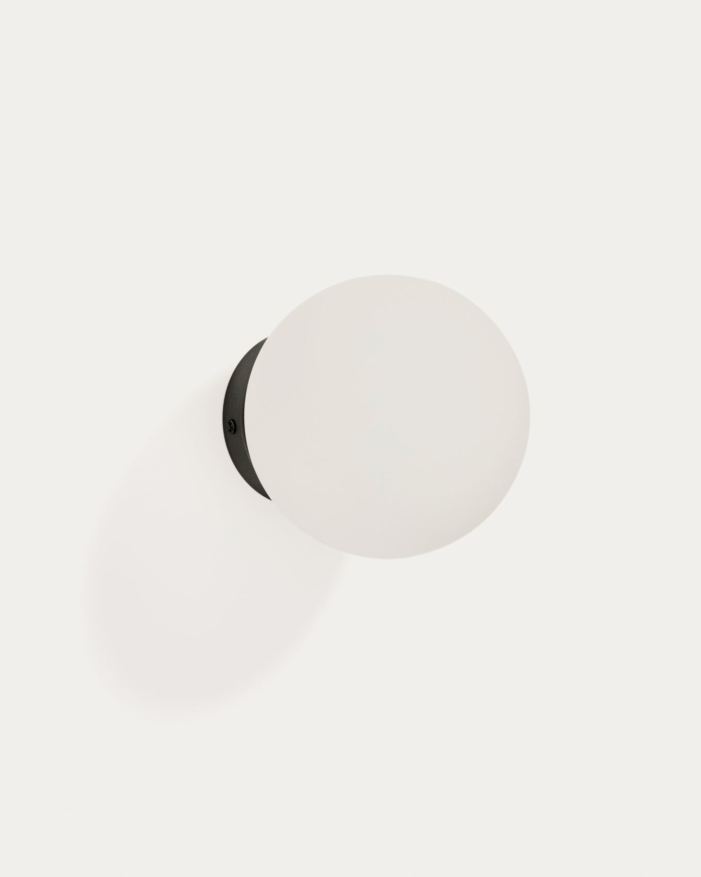 Applique Brisia in metallo con finitura nera e 1 sfera in vetro satinato Ø 15 cm