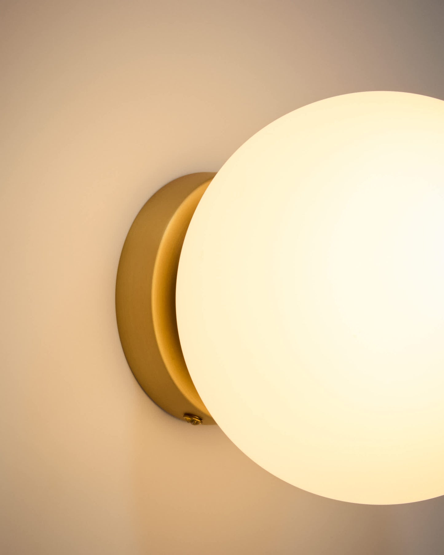 Applique Brisia in metallo con finitura in ottone spazzolato e 1 sfera in vetro satinato Ø 15 cm