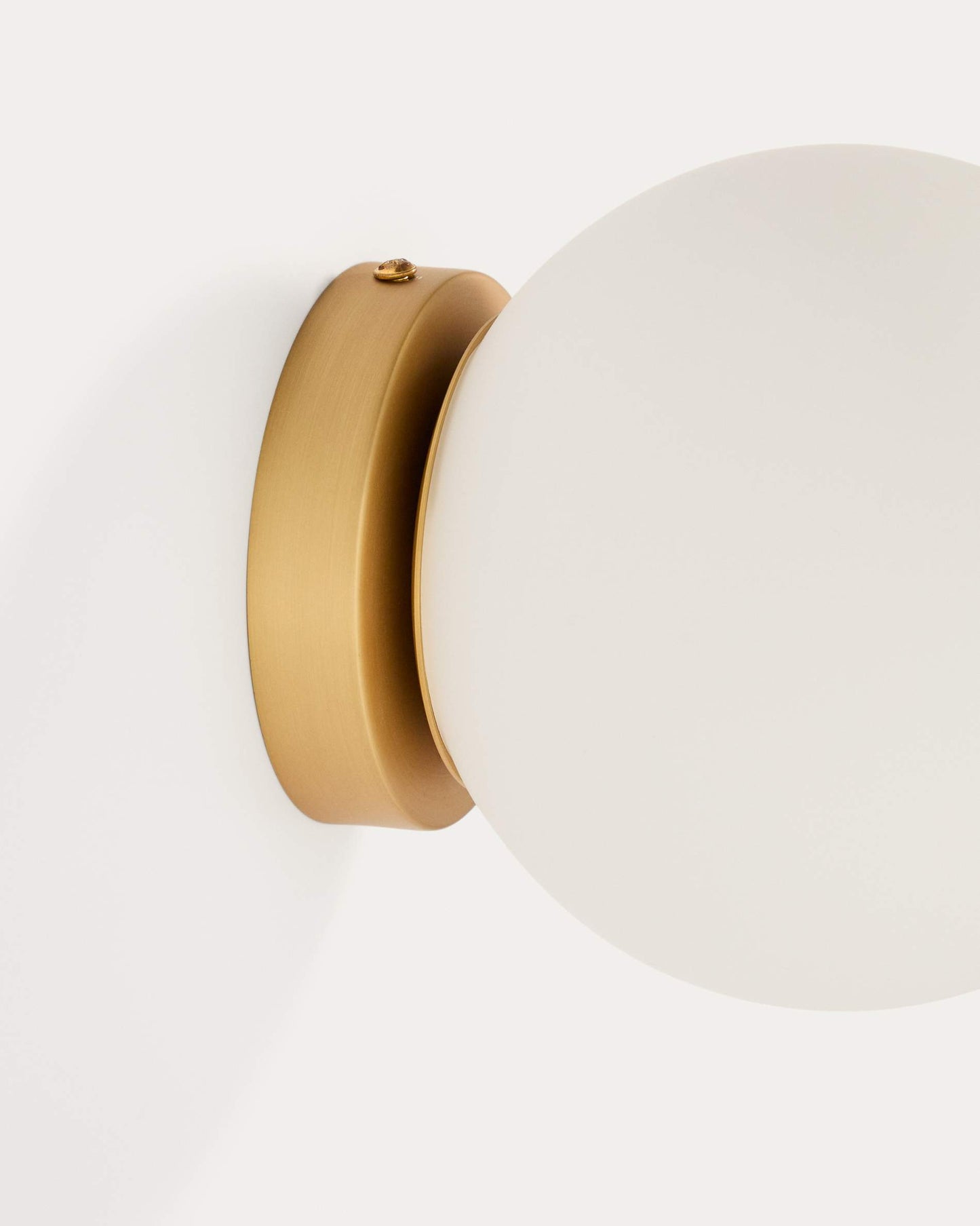 Applique Brisia in metallo con finitura in ottone spazzolato e 1 sfera in vetro satinato Ø 15 cm