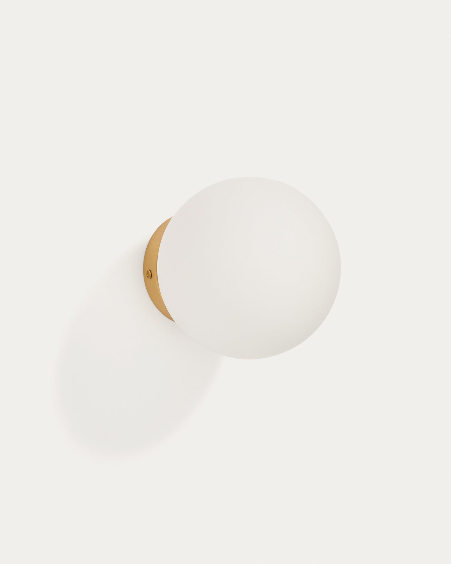 Applique Brisia in metallo con finitura in ottone spazzolato e 1 sfera in vetro satinato Ø 15 cm