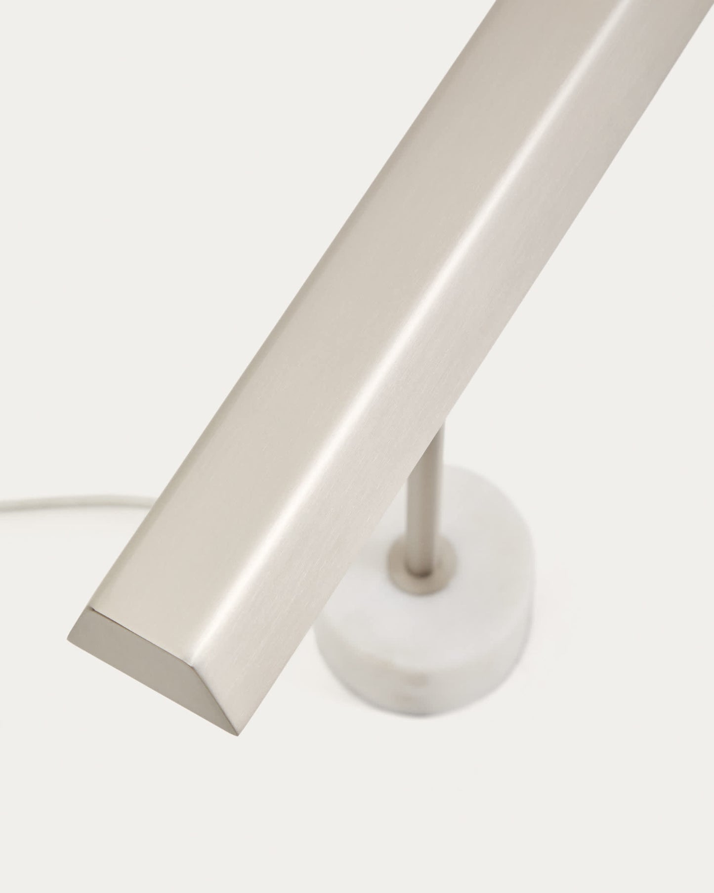 Lampada da tavolo Lynor in metallo spazzolato con base in marmo bianco