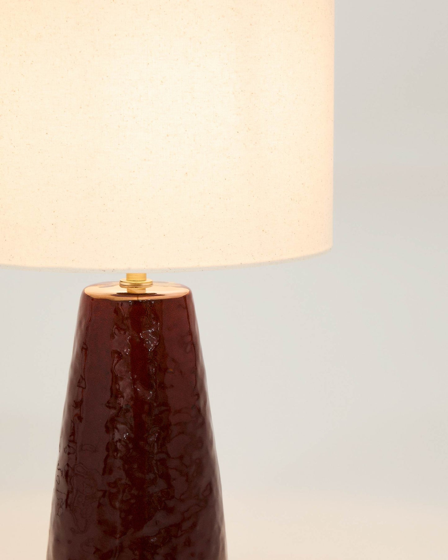 Lampada da tavolo Drava in ceramica bordeaux con paralume in cotone