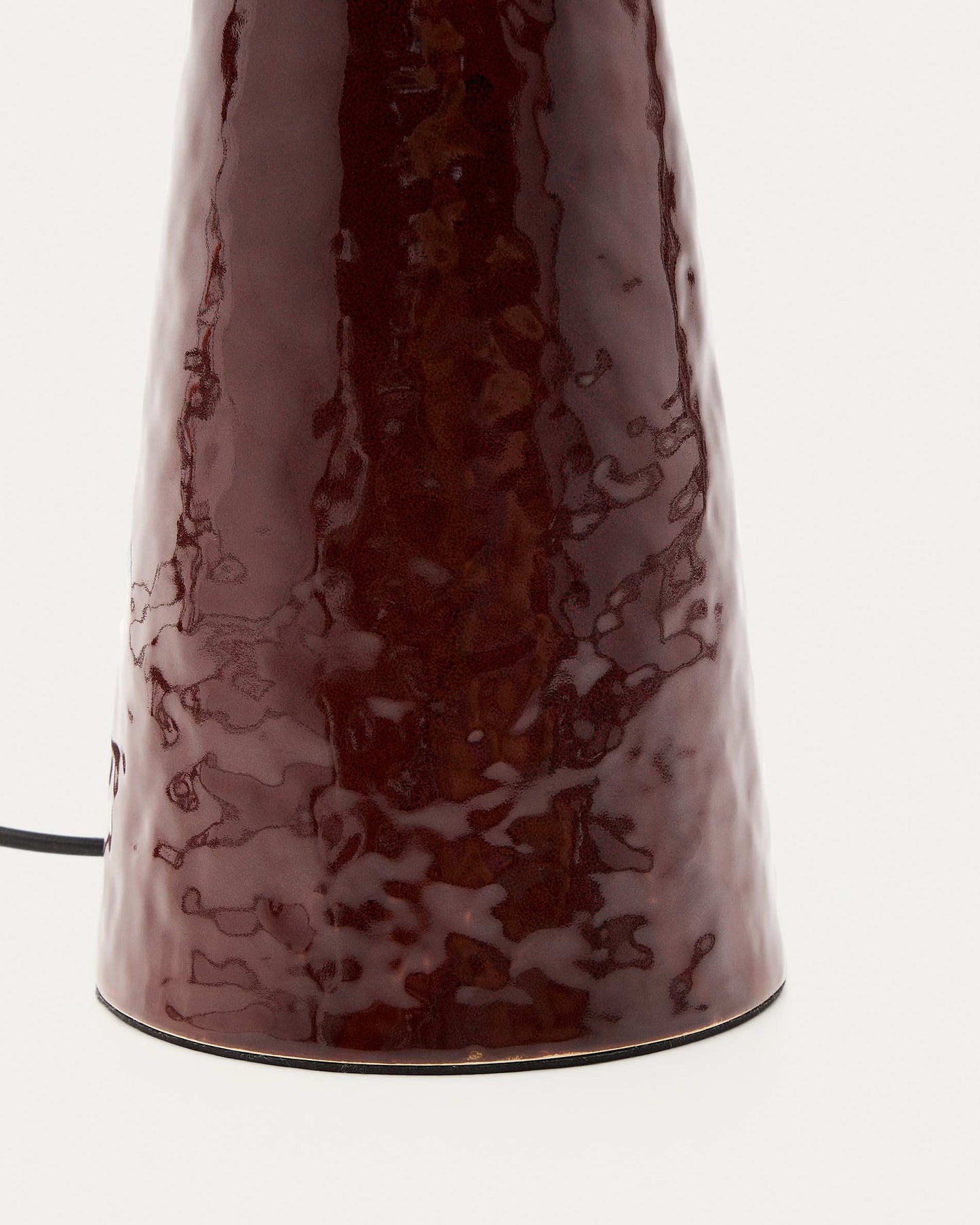 Lampada da tavolo Drava in ceramica bordeaux con paralume in cotone